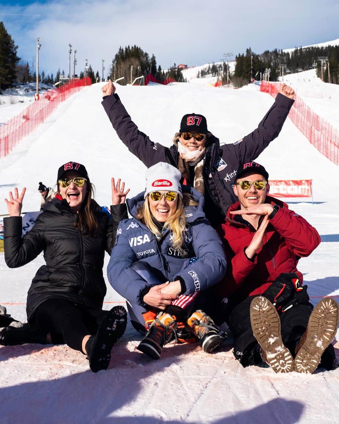 ミカエラ・シフリンのインスタグラム：「Swipe —> 🥰🥰  (On second thought… maybe I’ll never know what to say 🫣🤯)  📸 @mikedawsy // @usskiteam」