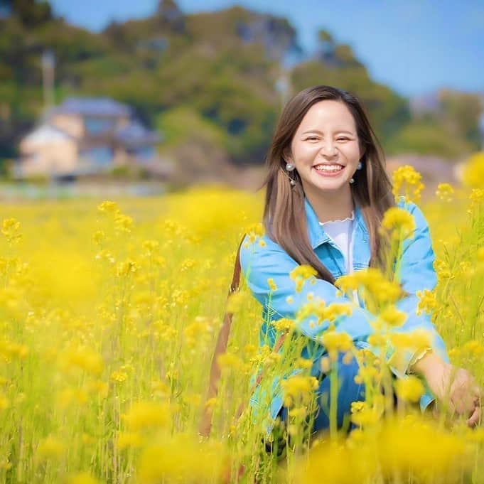 遊佐ちえみさんのインスタグラム写真 - (遊佐ちえみInstagram)「🌼💛  📍前向花畑 静岡県湖西市岡崎  菜の花に囲まれて幸せいっぱいの笑顔  もともとは耕作放棄地だった場所。  市民のボランティアの皆さんによって こんなに綺麗な花畑に生まれ変わりました！  春は菜の花🌼、夏はひまわり🌻、秋はコスモス💗  季節によって様々な表情を見せてくれる花畑です！  菜の花の花言葉は『快活』『明るさ』  菜の花のようにいつも優しい明るさを大切にしたいです😚  ※🅿️駐車場あります🚗  photo by @satomi0828   #菜の花畑 #菜の花 #花畑 #週末の過ごし方  #おでかけ #おでかけスポット #アウトドア #ドライブ #静岡 #湖西 #visit浜名湖 #海の湖HAMANAジェンヌ #shizuoka #kosai #Rapeblossoms」3月14日 22時55分 - yusa_cgram