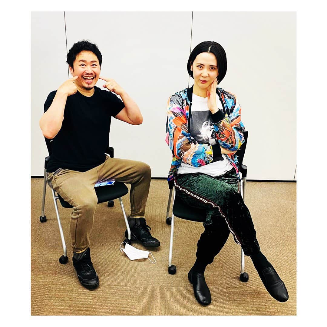 緒月遠麻のインスタグラム：「☺︎  どうも✋ 劇団出身です！  #坂元健児　さん #マスク落ちてますよ  皆さま 今日も一日お疲れ様でした🍵」
