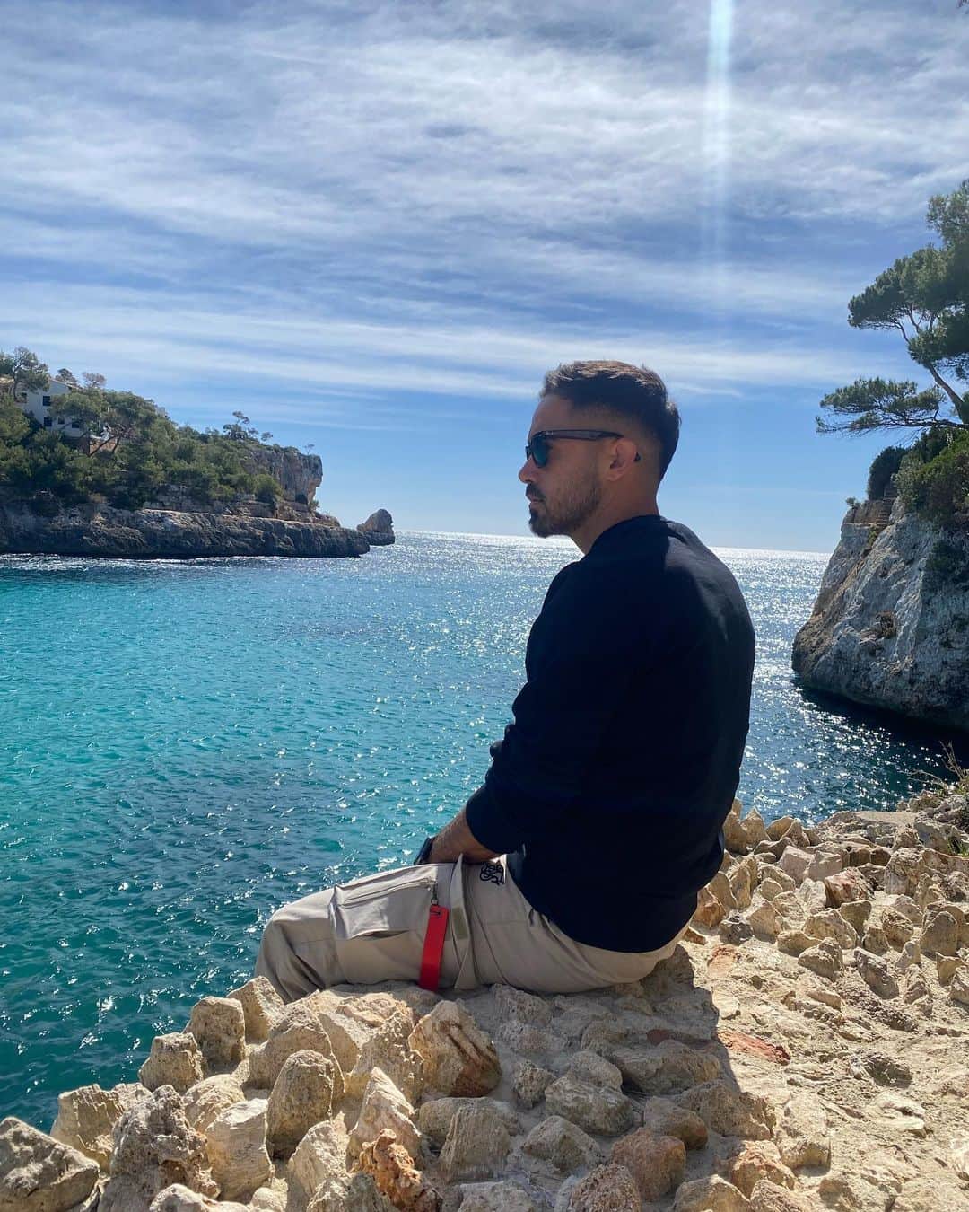 ハウメ・コスタのインスタグラム：「Disfrutando del paraíso  🏝️❤️🖤   Con ellos no necesito más 👨‍👩‍👧‍👦💞」