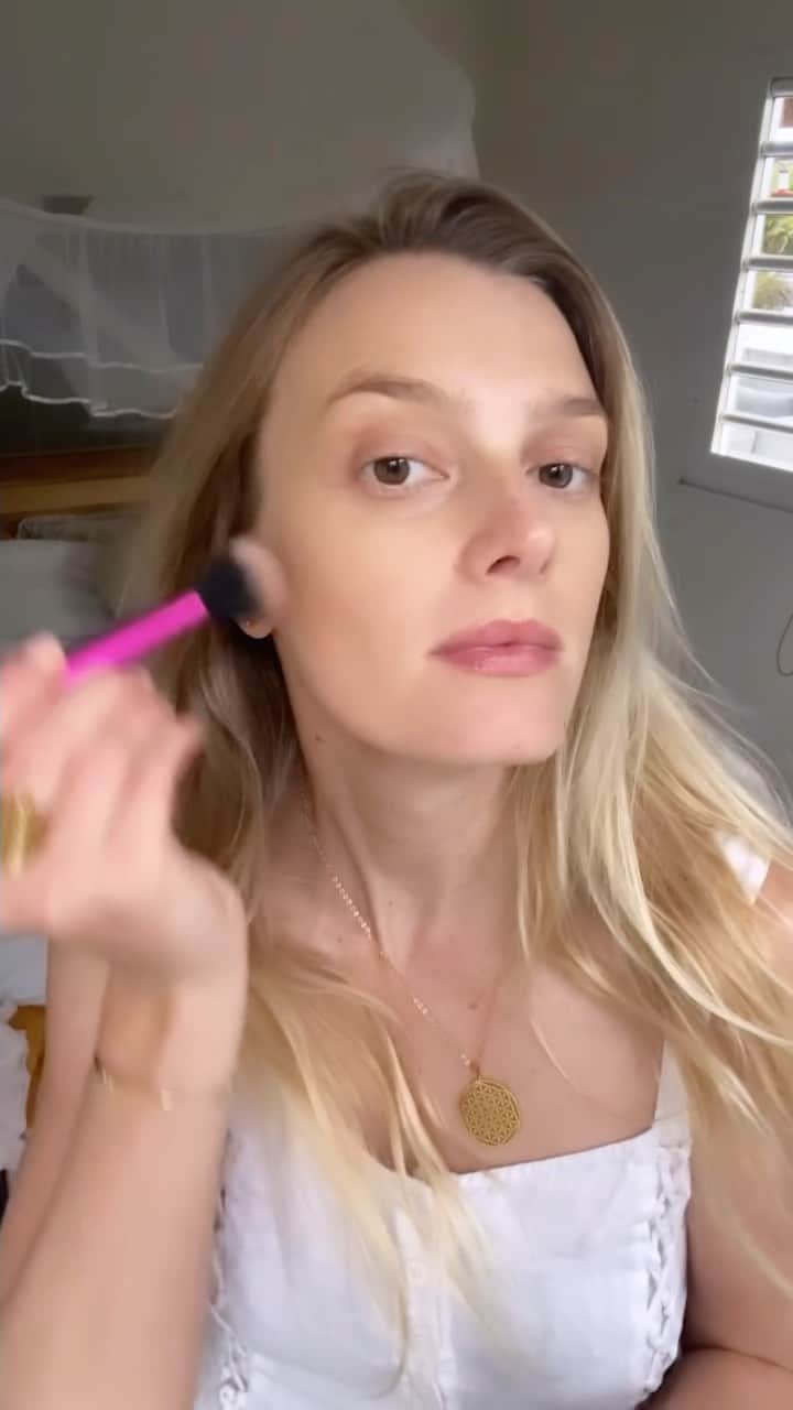 シグリッド・アグレンのインスタグラム：「Get ready with me : when you don’t want to spend hours doing your hair and make up but you also don’t want to look like you just rolled out of bed 😅🤭   References of products in comments below!」