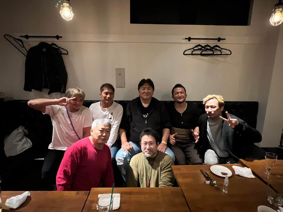 所英男のインスタグラム：「前田日明さんを　@akiramaeda_official お誘いさせていただき、先日の試合の煽り映像に協力してくださった皆さんとお疲れ様会。  前田さんとの会食は緊張しますが、とても楽しくて、大好きな皆さんと最高の時間を過ごさせていただきました！  ゲストの前田さんにご馳走になってしまい申し訳ありませんが、、次回は自分が！！  定期的にこんな会ができたら、楽しみが増えて毎日にやりがいがでるような。^_^  次回、今成さんも小見川さんも小谷くんも、よろしくお願いします！！  前田さん　ご馳走になり、ありがとうございました！」