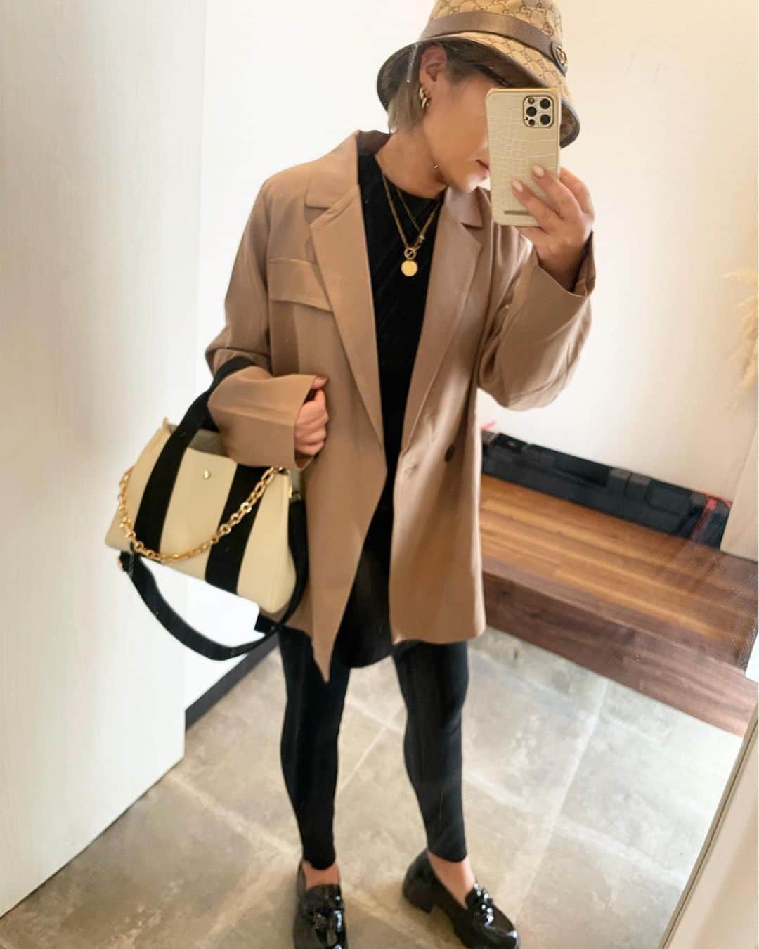 宮下美恵のインスタグラム：「新作のセットアップのジャケットはサラッとカジュアルにも使えるオーバーサイズ感です。  Tシャツやパーカー、デニム合わせもオススメです♡  1枚でも、インナーでも、重ね着にも色々着回し可能なサイドスリット無地ロンTも、ブラック、ホワイト入荷してました♡  トートバッグは、太ストラップもチェーンストラップも取り外し可能で、他のお手持ちのバッグにアレンジもオススメです♡  ママコーデ#大人カジュアル白#白T#ゆるコーデ #ショートヘア #金髪ショート #アラフォーコーデ #アラフォーママ #低身長コーデ #153cmコーデ#バイヤー#アパレル#miesselect#セットアップ#入学式コーデ #トートバッグ#ショルダーバッグ#」