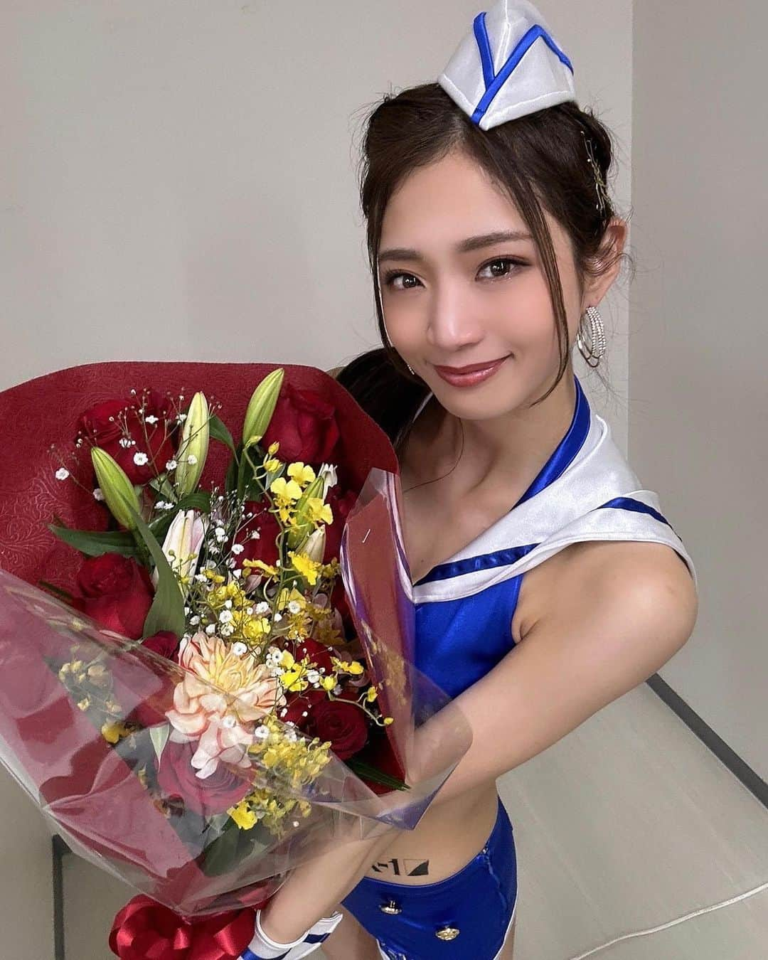 宮野真菜のインスタグラム：「先日のK'FESTA.6で2022 K-1ガールズ最後の大会でした💐  私はガールズを2年間務めさせて頂き、更に濃い2年間を過ごす事ができ、感謝の気持ちでいっぱいです☺️  ガールズになってから、いろんな経験をして、刺激を貰って私自身も成長させられました！！  これからも進化を続けるK-1にワクワクしてますし、私もよりレベルアップしていきます☺️  2年間ありがとうございました！  K-1最高❤️  @k1wgp_pr   #k1wgp #KFESTA #k1girls #k1next #k1ガールズ #ラウンドガール #国立代々木競技場第一体育館 #鹿児島出身 #宮野真菜 #ちゃんまな #ちらっ #チラッ」