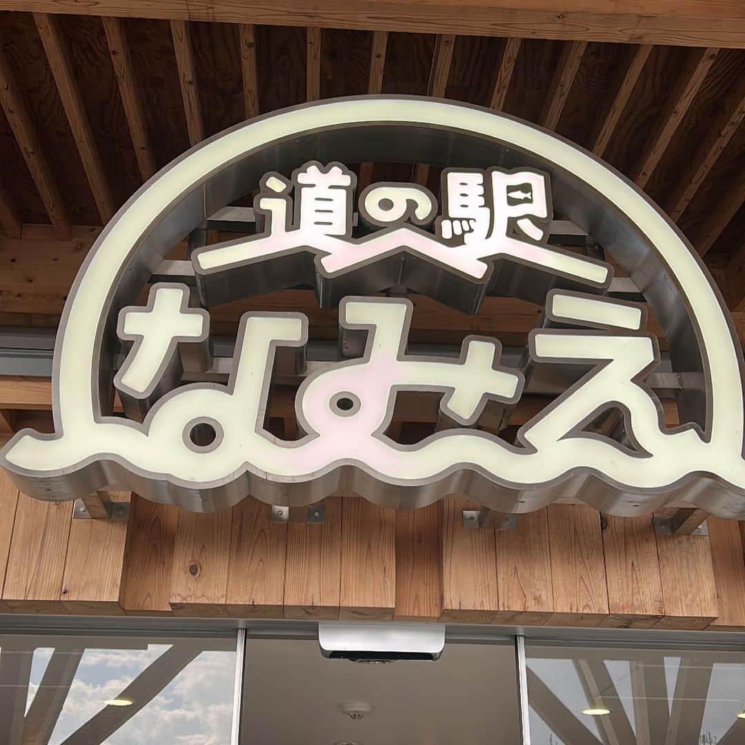NaMieさんのインスタグラム写真 - (NaMieInstagram)「先日、1年ぶりに #福島県浪江町 にお邪魔してきました🕊👒 ⁡ "なみえ" って名前が同じなだけで 勝手に縁を感じて昨年初めて訪れた場所でしたが 絶対にもう一度行くと決めていた場所 ⁡ 東日本大震災から早12年が経つことに驚きですが この日を2年連続、 被災地であるこの浪江町で過ごせて良かった。 ⁡ 前回行った時は宛も無く無知過ぎて不安でしたが 今回は2回目なこともあって事前準備というか、笑 #スマートモビリティ も活用出来たり 快適に過ごすことが出来て充実した時間をゆっくり🌼 ⁡ 昨年良くしていただいた居酒屋さんにまたお邪魔して 前と同じ席に座っていたら お店の方が覚えていてくださってて嬉しくて、 隣に座られていたお父さんと同い年の常連様とお話していたら その方がなんと数十年前、 いま私が住んでいる場所のすぐご近所に住んでいたという 奇跡的過ぎる偶然の出会いだったり ⁡ 居酒屋さんの店主に紹介していただいた2軒目のスナックでも 日付超えるまでみんなで楽しい時間を過ごして 2回目や初めましてにも関わらず皆さん良くしてくれて タクシーが無いからみんなでホテルまで送ってくれて 浪江で友達が出来て、浪江にも帰ってくる場所が出来たみたいで とっても嬉しかったなあ ⁡ 黙祷も、 まだ捜索活動が続いている請戸港で地元の皆さんと。 ⁡ 帰りの関係でキャンドルナイトは参加できませんでしたが 後から写真が送られてきて温かい気持ちになりました😌🕯 ⁡ ⁡ 私って変わってるよなあ、なんて思いつつ ⁡ また行きたいと思うぐらいだし、 町の為になるような力や影響力がある訳じゃないのに 何だか色んなところからありがとうと言ってもらえて またもっと、行ってよかったなあと思えます。🌈 ⁡ 私のラッキーなところですが、 ⁡ こうやって外に出る度に 大好きな人や場所が増えて本当に嬉しい！ ⁡ 色んな偶然や繋がり、素敵な出会いがありすぎて 改めて縁を感じまくりな浪江町 ⁡ ありがとうございました☺️💐 ⁡ ⁡ ⁡ #福島県 #浪江町  #海鮮和食処くろさか  #請戸港 #大平山霊園  ⁡ ⁡ #バーレスク東京 #バーレスクtokyo #partyontokyo #パリオン #partyon #パーティーオン #バーレスク #バーレスクダンサー #ショーダンサー #ショークラブ #ショー #バーレスクヤバイ #ダンサー #ダンサー募集 #club #show #六本木 #dance #高収入バイト #高収入 #高収入求人 #パリオンは史上最強の遊び場 #エンタメ活動を止めない」3月14日 23時22分 - namie_burlesque