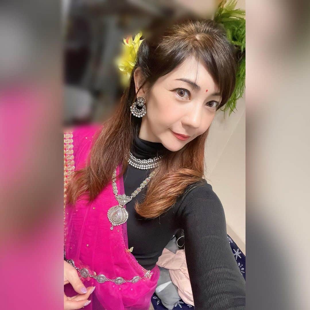 鴻上久美子のインスタグラム：「🇮🇳  インドのイベントで躍らせて頂く機会を頂きました✨  楽しかったです🇮🇳  再び #時差投稿 💦 #インド  #india  #ダンス  #dance  #一月末 の写真です🤳🏻」