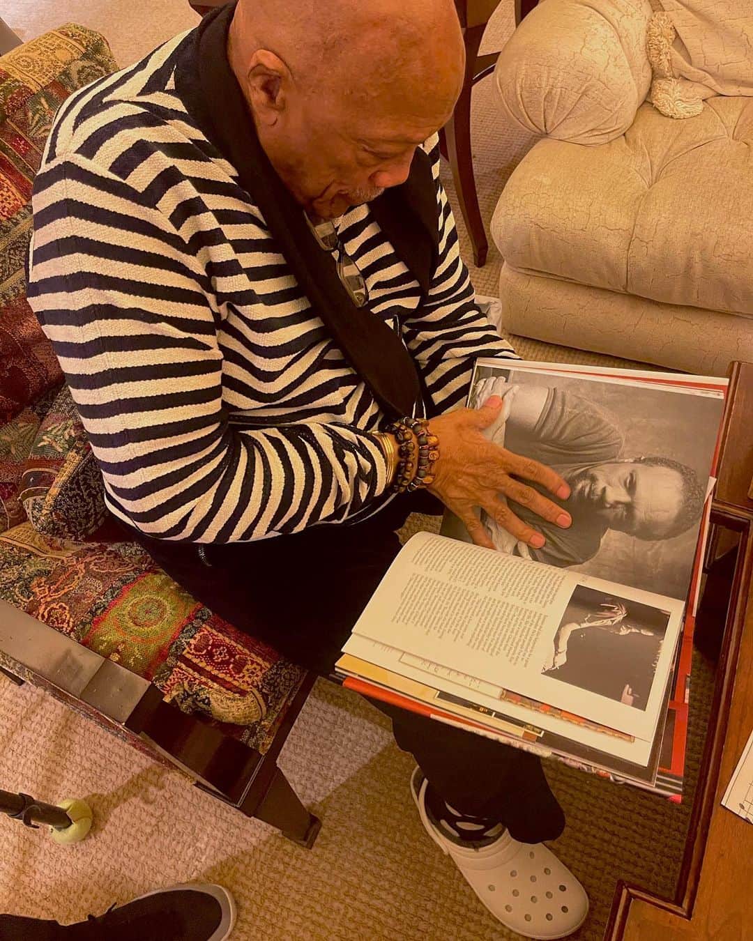 クインシー・ジョーンズのインスタグラム：「Each year is an absolute GIFT, but man...to make it to 90?!...This is the day that you dream about, but never really believe would be a possibility. So, to have finally met this number in person...all I can say is...Thank u GOD! I'm here to stay & play! YOLO-SO-KOKO P.S. Hope to see all-a-y'awl at my 90th bday concert at the @hollywoodbowl on 7/28 & 7/29!…xo」