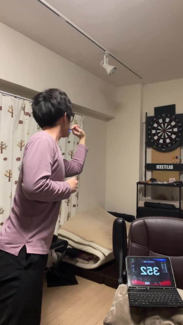 西村ヒロチョのインスタグラム：「ダーツの告知配信🎯」