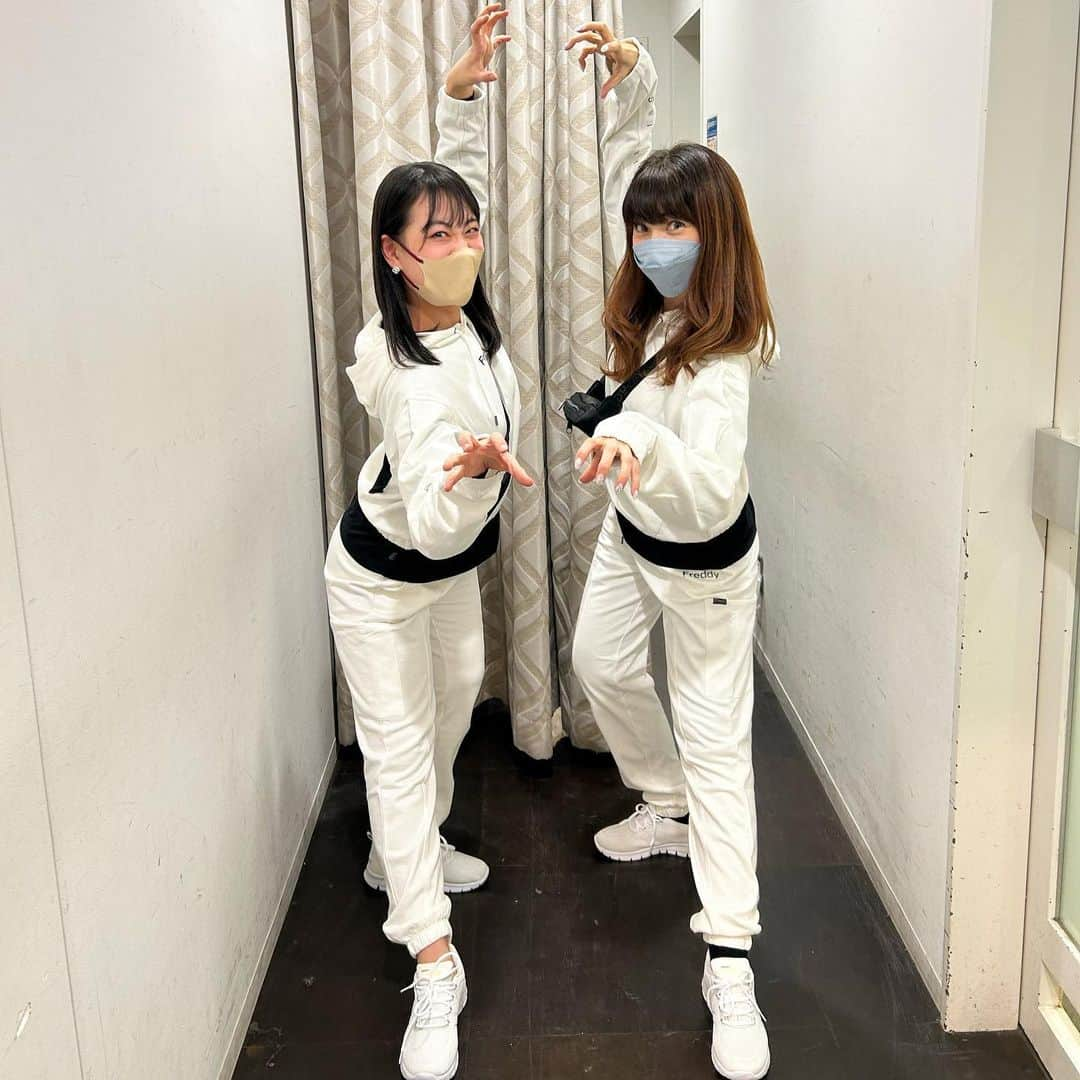 鴻上久美子さんのインスタグラム写真 - (鴻上久美子Instagram)「#連投 ごめんなさい  こちらは @xiaoqiangcai の舞台の受付をやった時のもの😊  #freddy のウェアを着させて頂いて浮かれてます😆  一緒に受付をやった皆さんとは、共通の知り合いがいたり、互いのやっていることを聞いて刺激を受けたり、楽しい2日間でした😊  みんな踊っていたり、表現していたり、夢があり、素敵な方々でした✨  蔡暁強（サイ シャオチャン）は劇団四季時代のほぼ同期、苦楽を共にした仲間。物凄い素晴らしいダンサーなのです✨  シャオチャンと写真撮るの忘れた😭  また会おう👌ありがとうございました✨  #青山dddクロスシアター  #蔡暁強  #劇団四季」3月14日 23時43分 - kumikougami