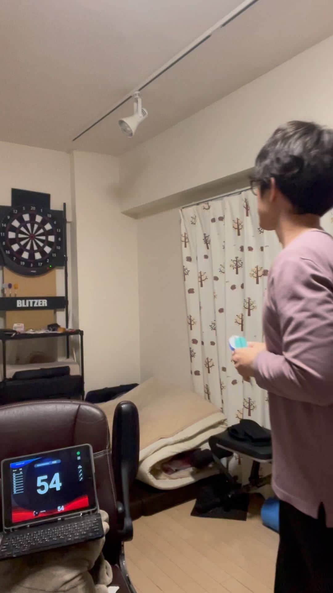 西村ヒロチョのインスタグラム：「辻いさん… こんなモン劇場に置いたらみんなネタどころじゃなくなってしまいますって… 漫才師が出囃子の聞いた事ない所まで舞台に来なくなりますって…  #西村ヒロチョ #ロマンティック #ダーツ」