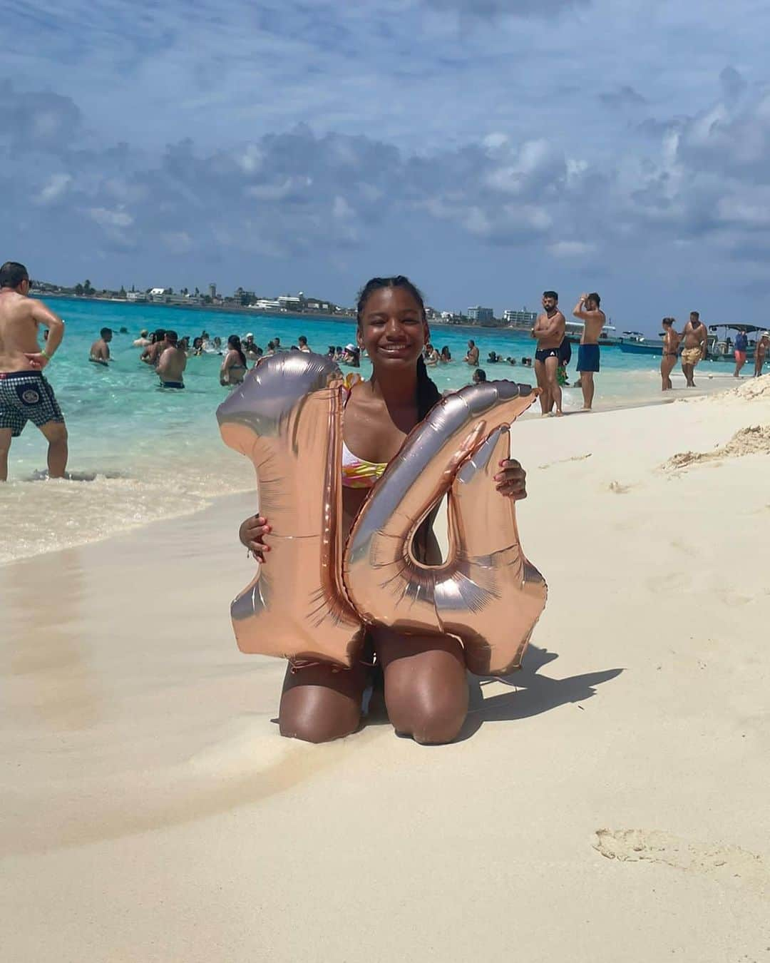 アドリアン・ラモスのインスタグラム：「14 años que una bendición cambiaría mi Vida 😍 feliz cumple principeta ❤️ que Dios te bendiga❤️🙏🏾 No es susto que te crezca tan rápido principeta 🤩 te amo ❤️🙏🏾」