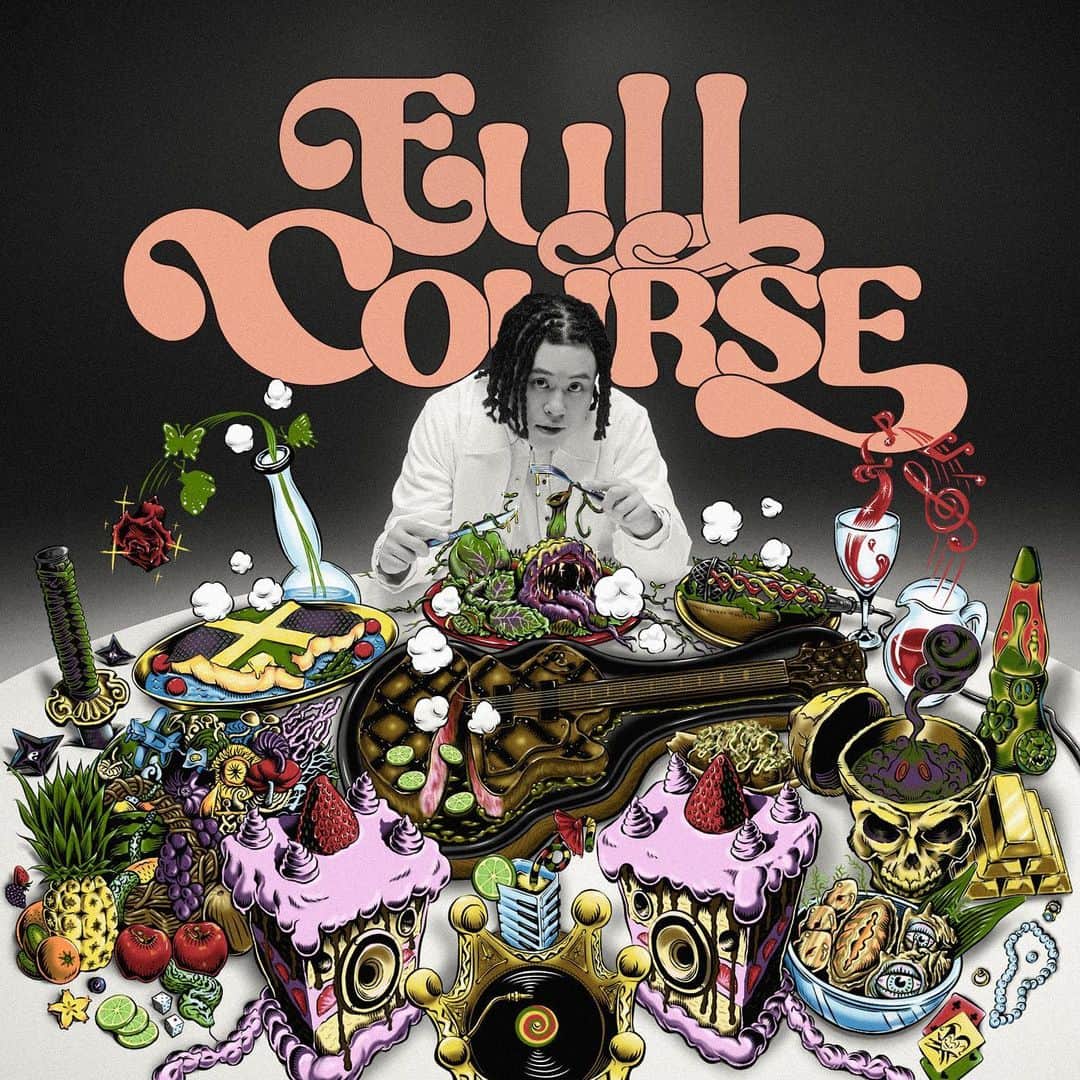 のインスタグラム：「2nd FULL ALBUM【FULL COURSE】 NOW ON SALE🔥🔥🔥🔥🔥 ⁡ ずっと待ってくれてたみんなありがとう！！ 時間かかった分、期待を裏切らないアルバムが 完成した🤝🏼 ⁡ 一曲目から最後の曲まで通して聴いてくれたら "FULL COURSE"の意味が分かるかも👨🏻‍🍳🍽️ ⁡ プロフィール欄のリンク、またはハイライトの 『FULL COURSE』からジャンプできます!! ⁡ 秘伝のレシピのフルコース、 満腹なるまで味わってくれー！！！ ⁡ -----TRACK LIST----- ⁡ 1.FULL COURSE (Prod by @_sunnyboy ) 2.Sence Flexin' (Prod by @_jigg_jigg_ ) 3.Hey Taxi (Prod by @daidai_paledusk )  4.明け方の迷子 Feat. @dexusogawa (Prod by @youngbeats_inst ) 5.Keep on Dancing (Prod by @g.b.s.band ) 6.Hooligans Feat. @wilywnka  (Prod by @bobbykonders ) 7.Concussion!!! (Prod by @gegismellow) 8.Neon Feat. @awich098 (Prod by @gegismellow) 9.On & On (Prod by @dr.beatz ) 10.MMM Feat. @miontv & @haein_333 (Prod by COALA BEATS) 11.あとどれくらい (Prod by VIGORMAN) 12.闇雲 (Prod by @906nineosix ) 13.Wonder Land (Prod by @ryunosukeguitar ) ⁡ 今作にご協力いただいた客演、プロデューサー、 ミュージシャン、エンジニア、デザイナー、スタッフの 皆さんにこの場を借りて最大級の感謝を伝えさせてください！！ 力を貸してくれた方々がいないと今作は絶対に 完成しなかった。 このメンツすごくない！？昔の俺に教えたい😂」