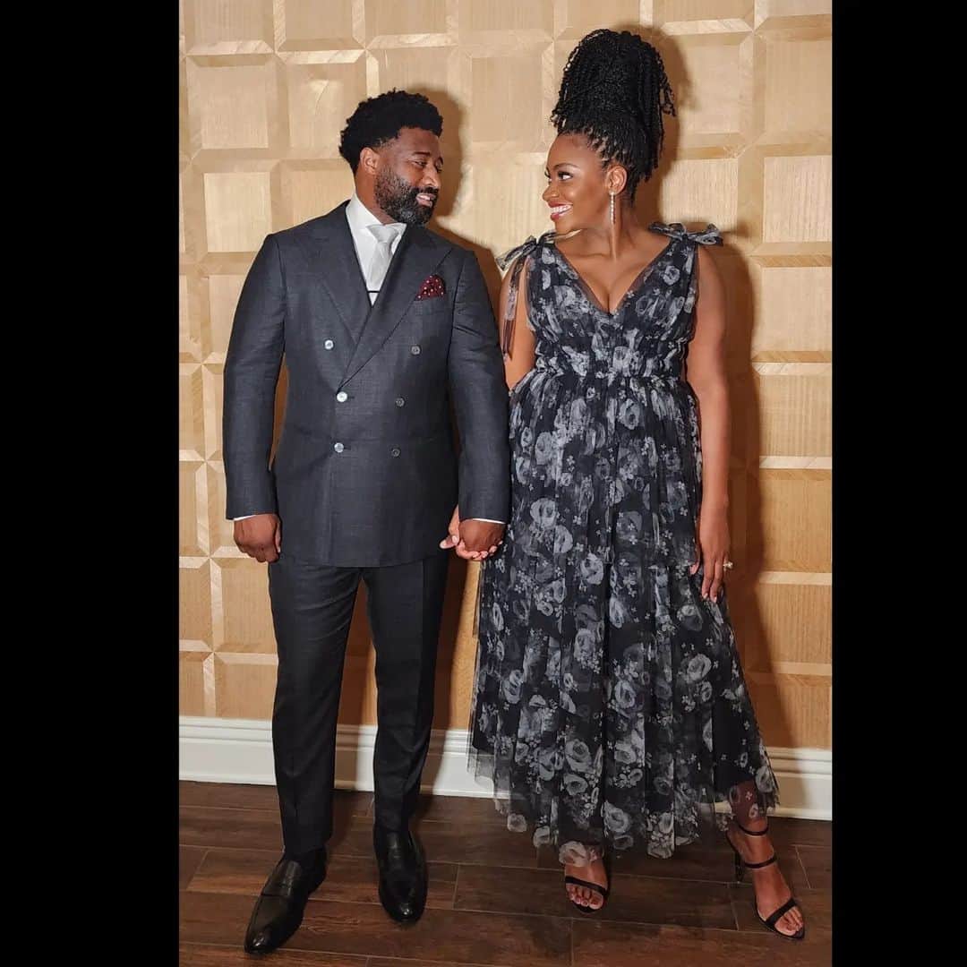 テヨナ・パリスのインスタグラム：「No one I'd rather be sleepless and covered in baby drool and spit up with than you, my love, but glad to see we can still clean up when we need to!! 😜  Thank you @ebonymagazine for honoring me and so many other talented artists at your 'Leaders of the New School in Hollywood' event!! 🖤」
