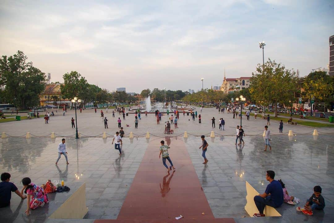 Shunsuke Miyatakeのインスタグラム：「Wat Botum park at sunset /   It is so hot in Phnom Penh during the daytime. People are gradually coming out toward sunset. Some exercise with electro music, some enjoy chasing  balls, and others enjoy watching them in the shadow. Kids and adults are enjoying their time in their ways without annoying others unlike on the road of Phnom Penh.   Parks are open for everyone. No matter occupations or ages or genders or nationalities.  And I love it.   #phnompenhphotographycollective #PPPC #PhnomPenh #Cambodia」