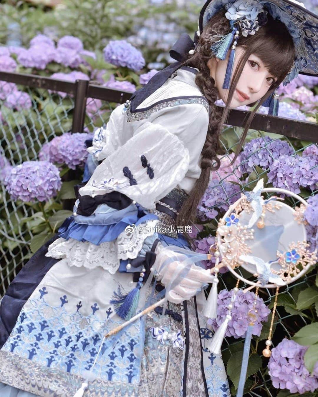 shikaのインスタグラム：「紫陽花頑張って咲いてるけれどもわしの目は君の姿しか入れない。  カメラマン：@dzzdm   ヘアメイク：@miyako_reiko  #lolita #lolitafashion #lolitadress #lolitastyle #lolitagirl #ロリータ #ロリータファッション #ロリータ服 #写真 #紫陽花」