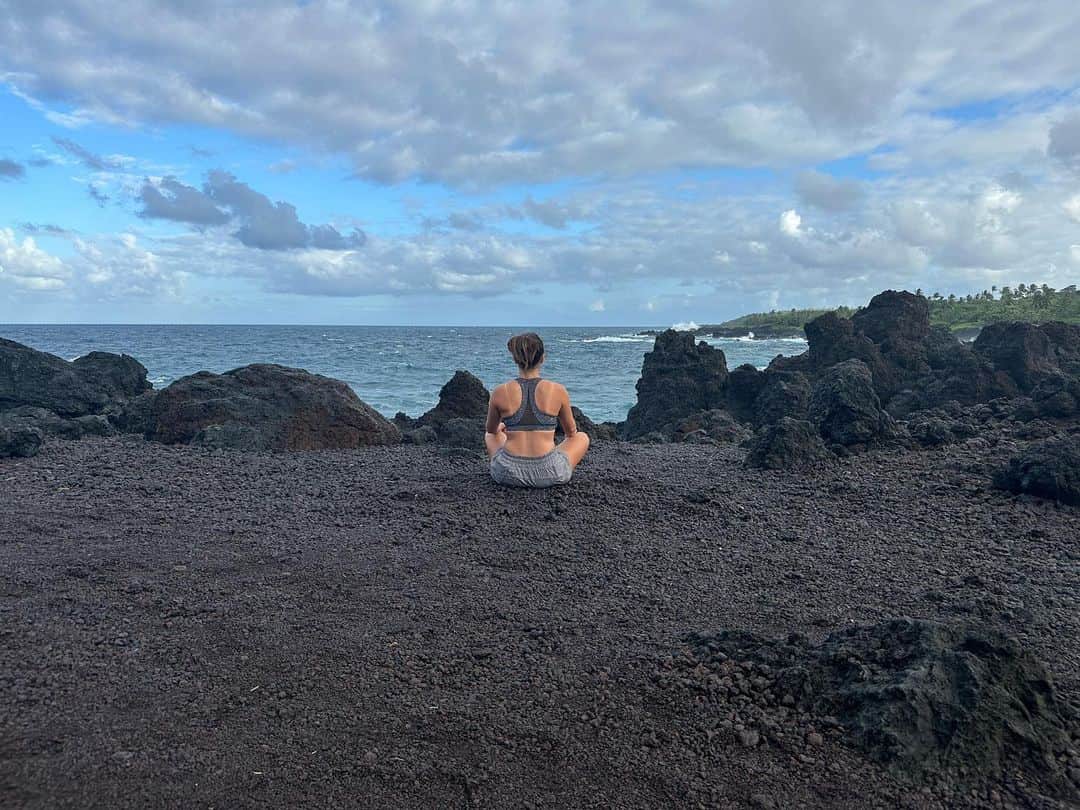 マリッサ・キャステリのインスタグラム：「Tried to take a cute Instagram picture in Hawaii…… 🌊」