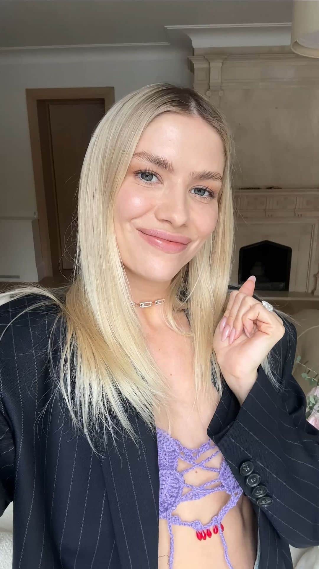 エレナ・ペルミノヴァのインスタグラム：「Дорогие, есть супер новость! Мы увидимся с вами в эту субботу - 18 марта в моей @lenandgrechka Столько лет мы переносили эту встречу и больше не хочу откладывать! Я приготовила для вас супер новинки и нереальные подарки от моего ❤️ @goldapple - вы будете в восторге!  буду рада лично ответить на ваши вопросы и сделать наши лучшие совместные кадры ❤️ с 12:00 до 15:00 18.03 в  лен&гречке на ул Кржижановского  21/33 ! Отмечайте в комментариях кто будет и  с кем собираетесь прийти - мы будем проводить розыгрыш* среди покупателей, хочу чтобы у каждого был шанс выиграть!」