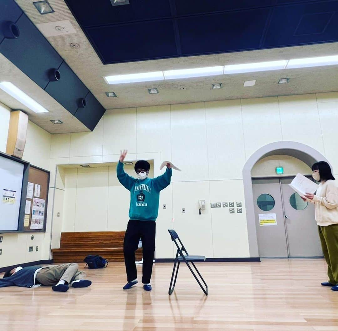 福井俊太郎さんのインスタグラム写真 - (福井俊太郎Instagram)「ひくねとコントサークルのF4の帰宅風景 #おじさん集団 #1枚目の撮影は浅野さん #2枚目は塚本氏撮影 #意外と稽古してるけど全然進まない #けどやるっきゃない #こうゆうの主催するの初めてだから他の劇団の方々とかどうやってるのか知りたい #休憩とかのタイミングもわかんないし #GAGだと休憩なしだから余計に難しい #文字にすると休憩なしでの稽古って異常な集団だな #外を知り我を知る #何かを持ち帰るぞ」3月15日 0時48分 - shuntarofukui