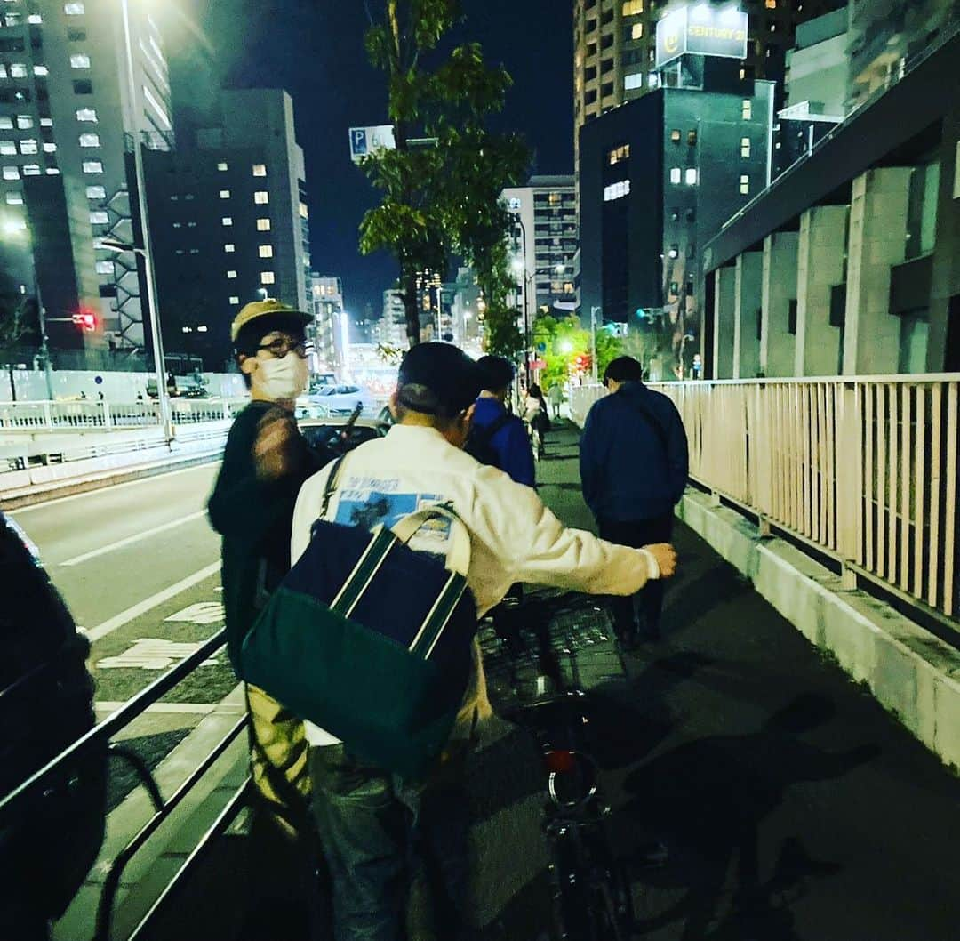 福井俊太郎のインスタグラム：「ひくねとコントサークルのF4の帰宅風景 #おじさん集団 #1枚目の撮影は浅野さん #2枚目は塚本氏撮影 #意外と稽古してるけど全然進まない #けどやるっきゃない #こうゆうの主催するの初めてだから他の劇団の方々とかどうやってるのか知りたい #休憩とかのタイミングもわかんないし #GAGだと休憩なしだから余計に難しい #文字にすると休憩なしでの稽古って異常な集団だな #外を知り我を知る #何かを持ち帰るぞ」