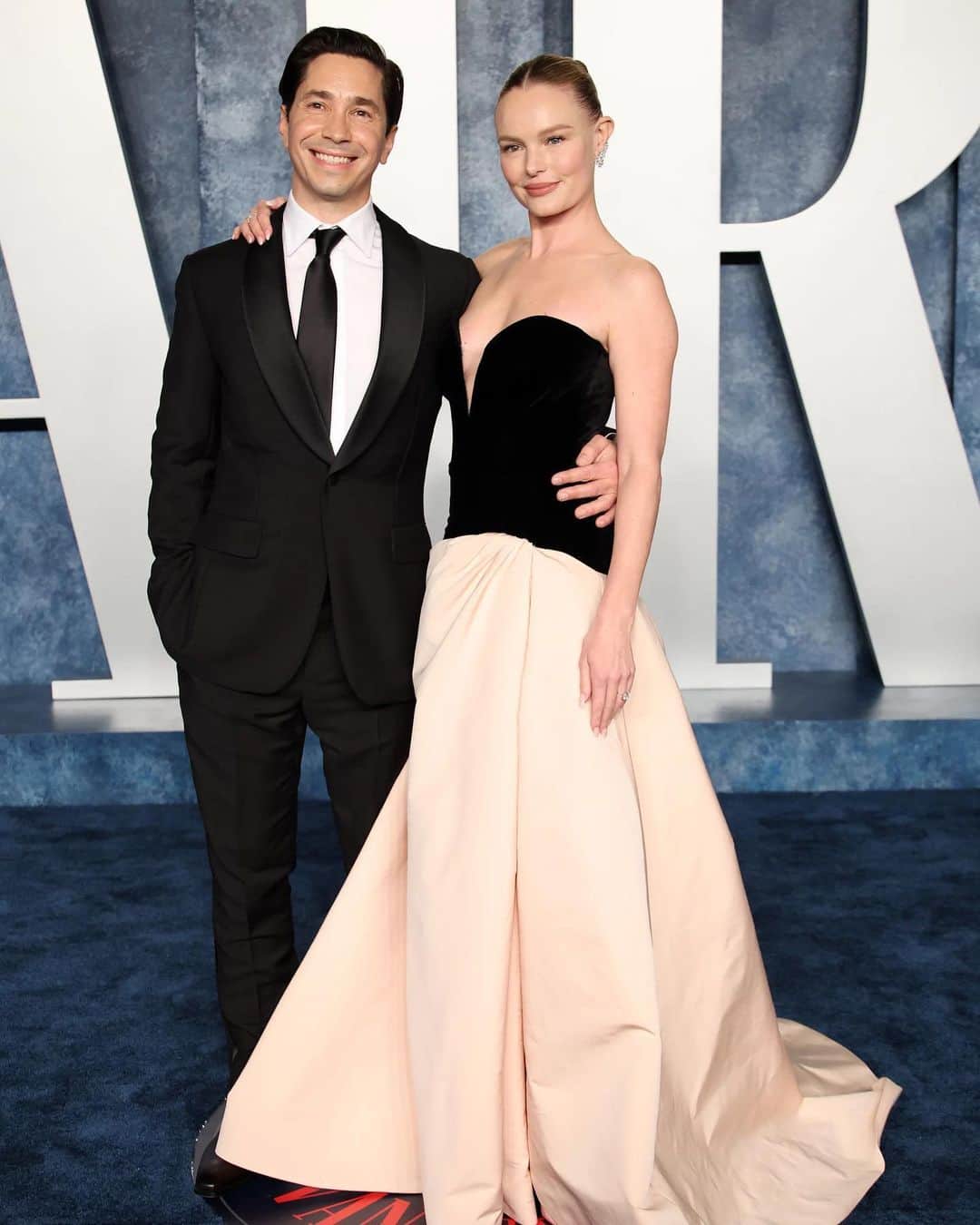 のインスタグラム：「Thank you for having us @vanityfair 💞 truth be told, we were a little nervous because walking a red carpet can be kinda strange (no matter how many times you do it)… and this is such a big one! Do you know what makes everything better? Being with your best friend. You light up my world @justinlong 💗 I’m so lucky it’s you.」