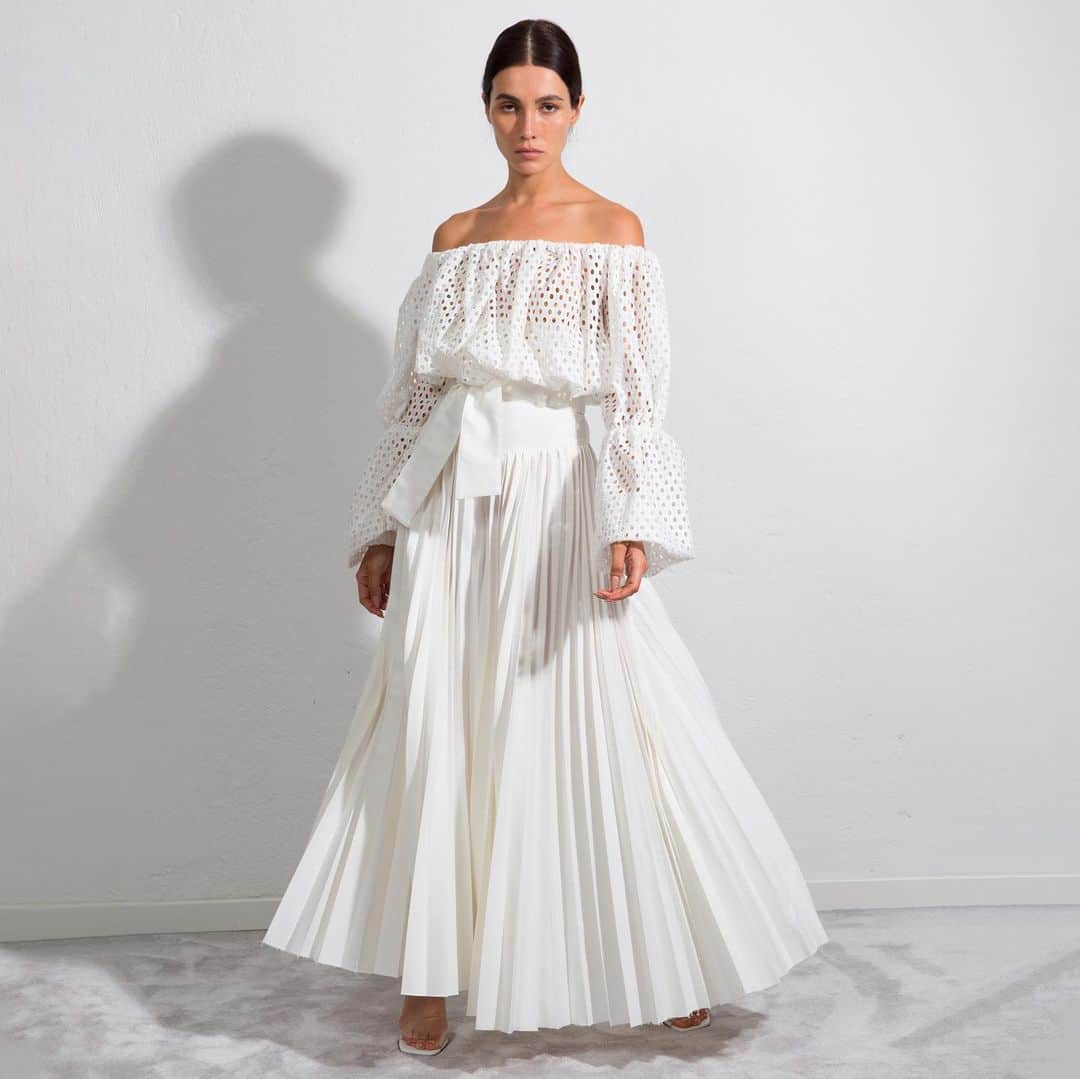サラバターリアのインスタグラム：「Spring Summer 2023 Puffed Top | Plissè Pants  #sarabattaglia」