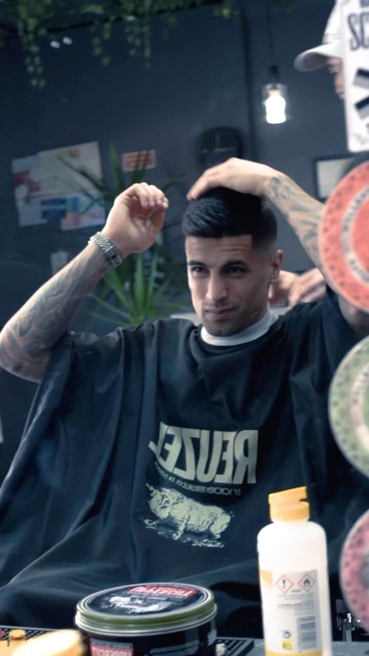 ジョアン・カンセロのインスタグラム：「Keeping @jpcancelo fresh, my bro 👐🏼🩸   🎥 @taniaraquelpereira @joanascoi」