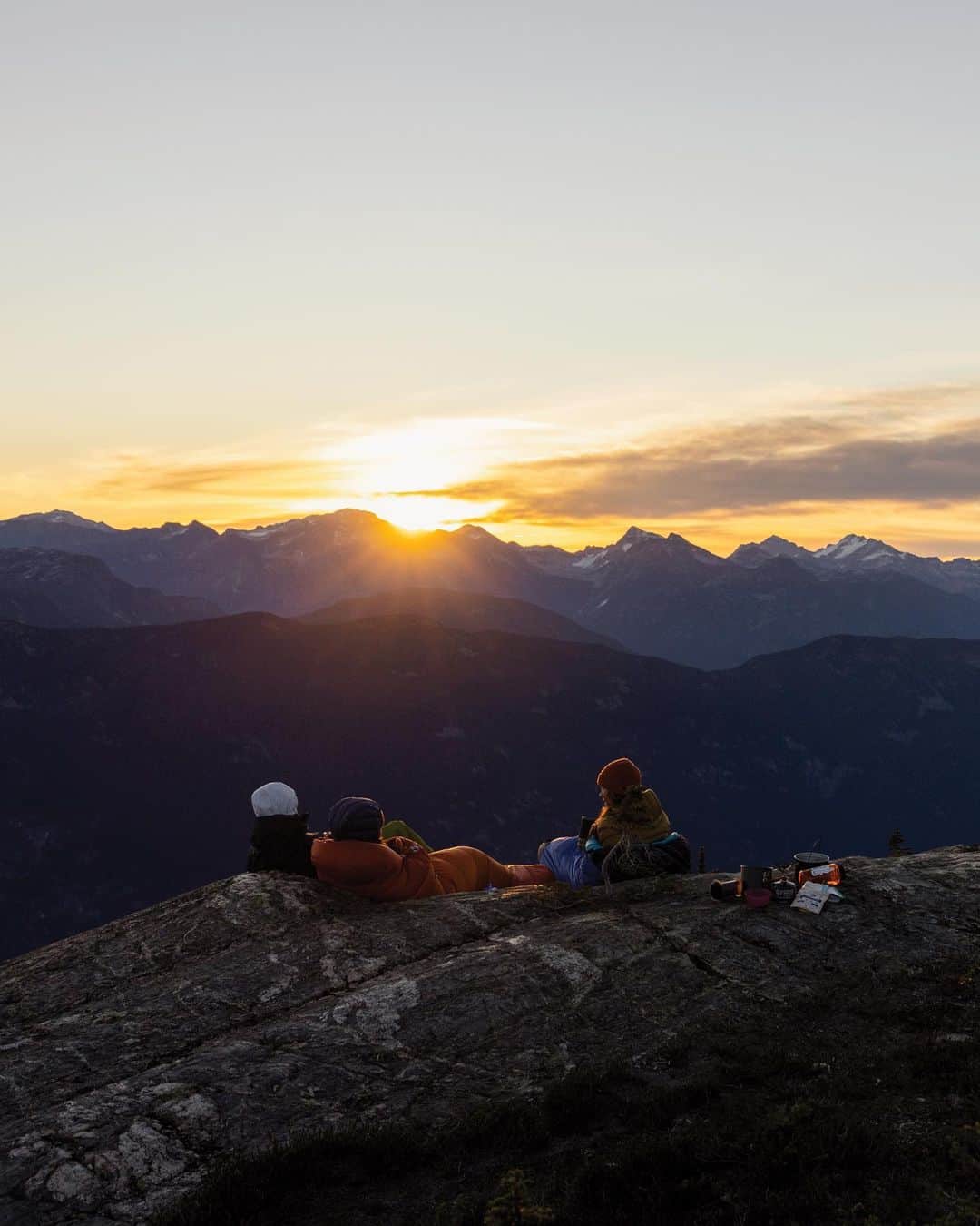 アークテリクスさんのインスタグラム写真 - (アークテリクスInstagram)「The satisfaction of a spring day on the trails — and sunset views from the summit.  Shop what’s new in Hiking & Trekking. Link in bio.  📸: @willsaundersphoto #arcteryx」3月15日 1時24分 - arcteryx