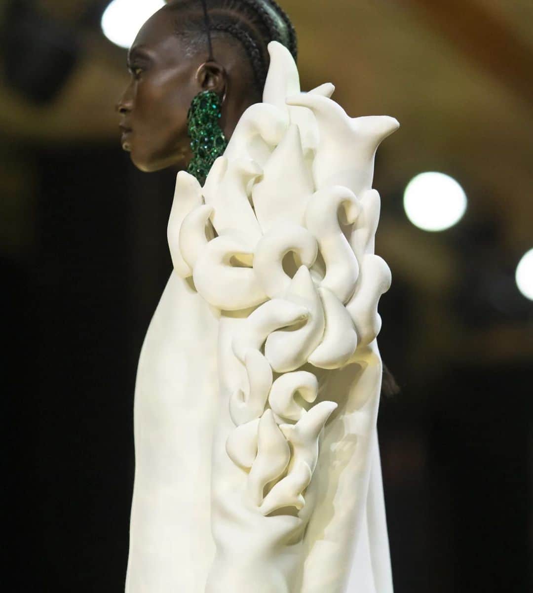 ステファンローランのインスタグラム：「White tuxedo dress with sculpture on shoulder . #hautecouture #stephanerolland #paris #brasil #bahia photo by @paulmartinezphotographe」