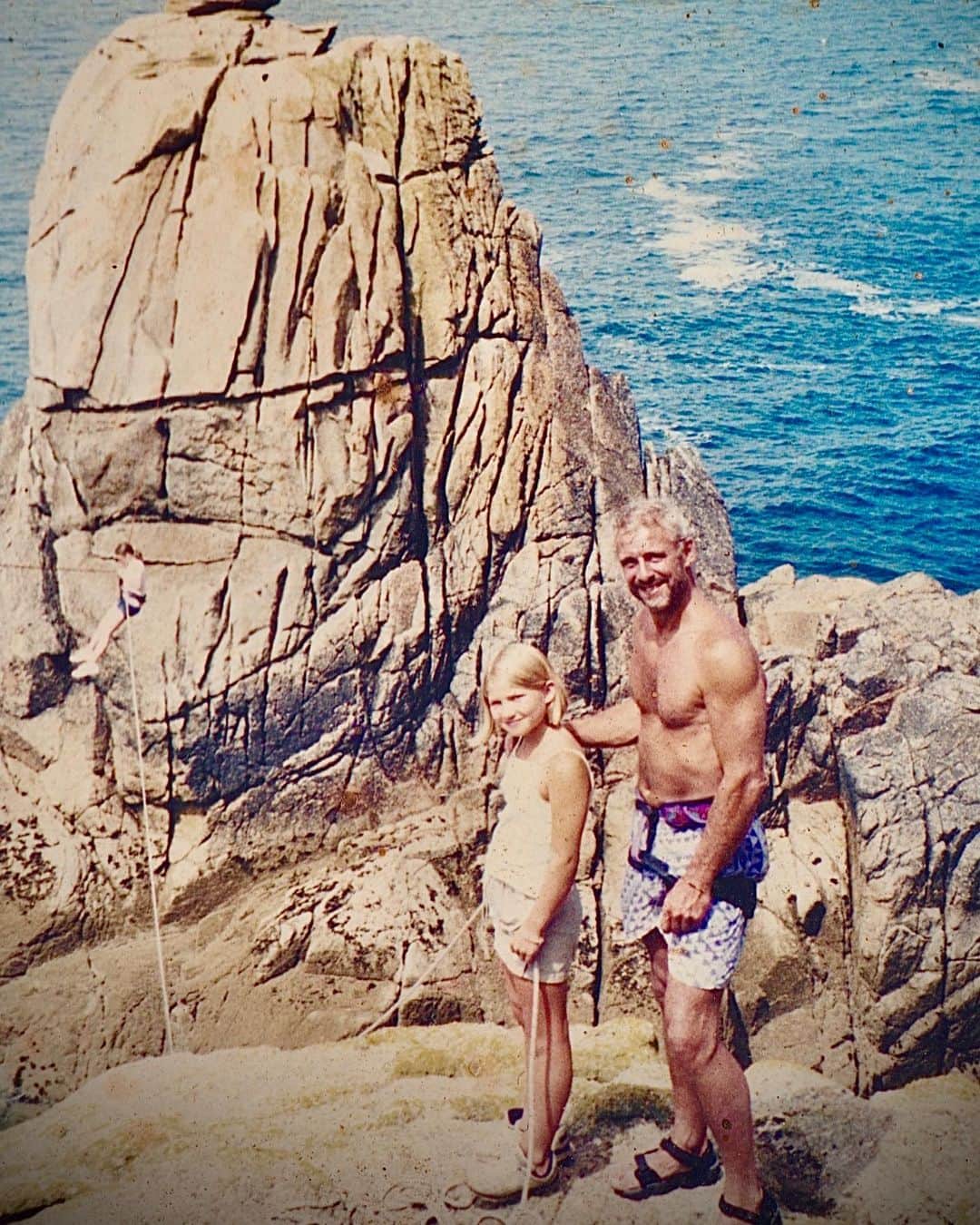 ヘイゼル・フィンドレーさんのインスタグラム写真 - (ヘイゼル・フィンドレーInstagram)「Dad loved colour, novelty, mountains and beaches. He hated everything grey and dull which ruled out most of western culture for him. He prioritised the now over the later every time. His connection to nature was nothing short of mystical and he could get any plant to grow anywhere. Climbing was never a sport it was always a means of moving through the world and having experiences. He didn’t use chalk. He wore tie dye, jeans and sandals in nearly all weathers including in the Himalaya. He gave me the things that I love most: climbing, travel, adventure, the natural world and challenge.   As a kid I remember thinking that if I could be half as strong and brave as him I’d be set for life.  He wasn’t really a responsible father but we had a strong connection and a deep understanding of each other. It was more than a parent-child relationship – we were also great friends.   Dad died 2 weeks ago but I lost him in 2016. His mental health deteriorated suddenly and our connection was broken, just like that. He moved beyond the reach of my help or anyone else’s. He had a lot of underlying health conditions, probably a consequence of living in the ‘now’ and not later. Sometimes I feel guilty I couldn’t save him from all that and sometimes I feel angry that he didn’t save himself.   Time to grieve the dad I had as a child, the dad I had as an adult and the dad I lost just recently. I can’t quite believe I’m talking about him in the past tense.」3月15日 1時42分 - hazel_findlay
