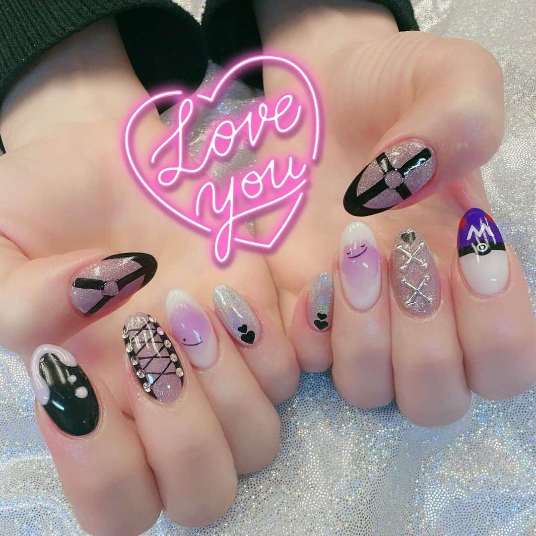 林檎蜜紀さんのインスタグラム写真 - (林檎蜜紀Instagram)「ポケモン💜メタモンネイル💅  ポケモン💜sv ハマってる。 図鑑はやく埋めたいな。  黒のネイルあんまりやらないんだけど この後の撮影をみるに バーヴァンシー😈とか、サキュバス甘雨ちゃんの指名がたくさん入りそうなので黒いネイルもいいかなと、、（笑）  ネイルをしながらネイリストさんと お喋りしてる時間は1か月の中でとってもウキウキして元気になれる時間。 最近はこのネイルしてる時間が1ヶ月で1番ゆっくりできる時間かもしれん、、  3月が半分終わってる、。だと？？？うそだ。。  いつも世界一可愛い指先にしてくれて感謝🥹  new nail💅ポケモンネイル💜  #ポケモンネイル  #メタモンネイル #マスターボール #痛ネイル #概念ネイル  #pocketmonsters  #ぽけもん  #メタモンと暮らす  #ミラーネイル #ジェルネイル #ネイルアート #nail  #itanail  #美爪 #指先が宝石」3月15日 1時46分 - ringo_mitsuki