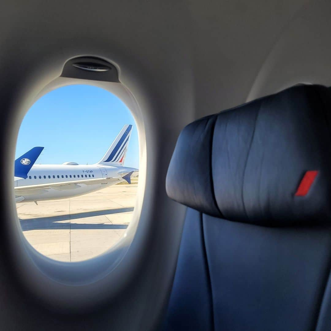 エールフランスさんのインスタグラム写真 - (エールフランスInstagram)「Air France 🤝 Elegance  📸 @thaigirl.onboard  #airfrance #airplane #elegance #a220 #A321」3月15日 1時46分 - airfrance