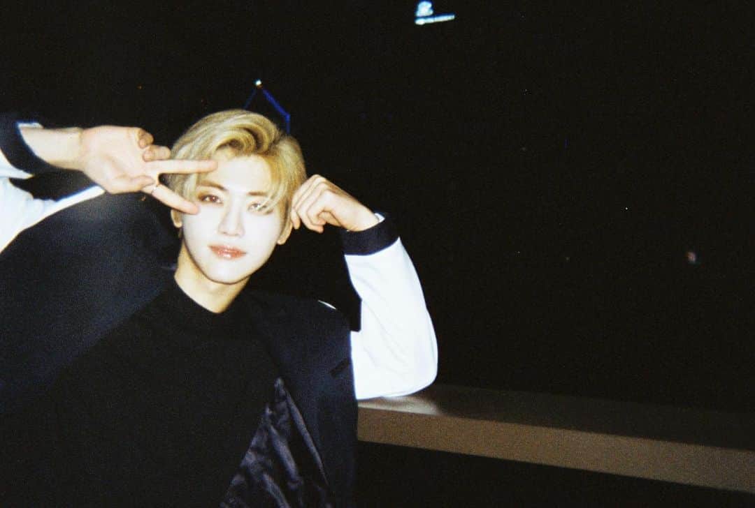のインスタグラム：「ผมมีความสุขมาก ๆ ในคอนเสิร์ตทั้ง 3 วันที่ประเทศไทย และผมจะไม่มีวันลืมภาพความทรงจำที่ทั่วทั้งฮอลล์เต็มไปด้วยแสงสีเขียวเลยครับ ในคอนเสิร์ตครั้งหน้า ก็หวังว่าจะได้เจอกันในที่ ๆ มีแสงสีเขียวมากขึ้นนะครับ!💚」
