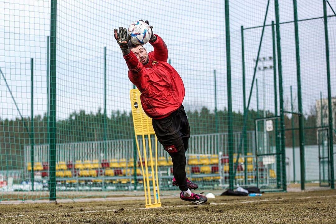 ズラタン・アロメロヴィッチさんのインスタグラム写真 - (ズラタン・アロメロヴィッチInstagram)「Finally back … #jaga #training #football #goalkeeper #poland #ekstraklasa」3月15日 1時50分 - zlajoo33