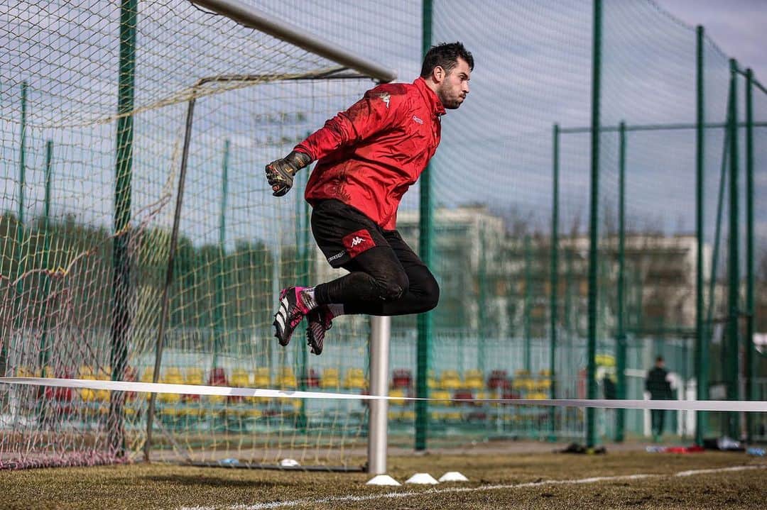 ズラタン・アロメロヴィッチのインスタグラム：「Finally back … #jaga #training #football #goalkeeper #poland #ekstraklasa」