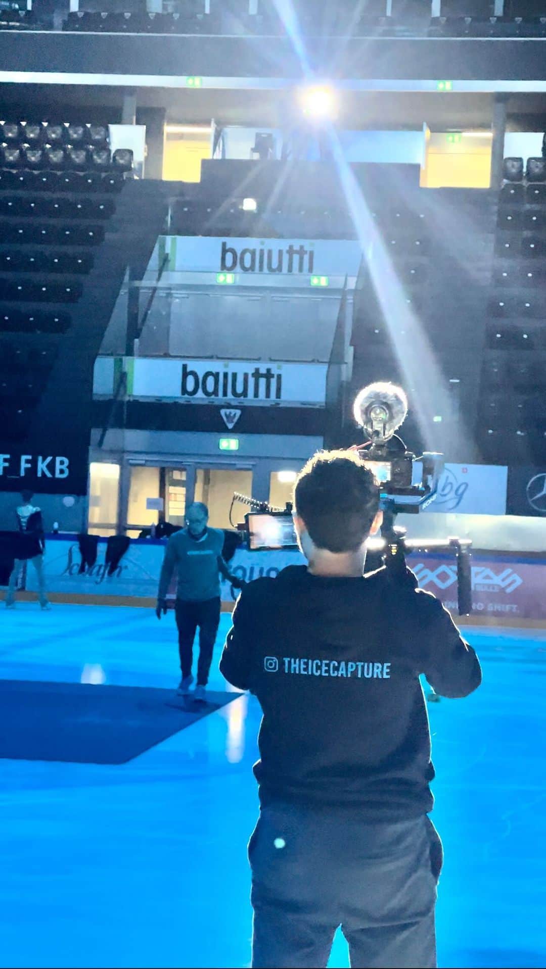 アンジェリーク・アバチキナのインスタグラム：「LIVE SHOW FILMING So last weekend I took on a new challenge, filming a live show on ice! I was the only camera operator for this project so it was tough but was so much fun! I had never shot for a live show before and had never used live-streaming equipment before, but with my team @icesmurfette the show creator and @hombre_honrado in charge of the livestream computer side of things I think we did a pretty good job! The skaters were all fantastic! The lighting and the arena all looked great! Here’s a little behind the scenes of me filming the show! 🤩 @theicecapture @hollylandtech @mkblades @isufigureskating @askatingf  #figureskating #isufigureskating #hollylandtech #cameraoperator #iceskating #showtime #theicecapture」