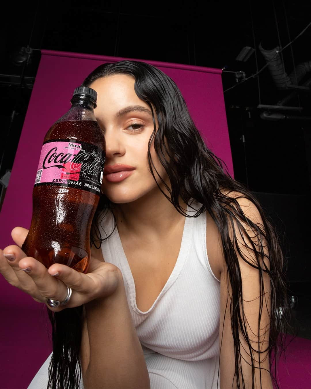 Coca-Colaのインスタグラム：「Music has the power to move us, but @rosalia.vt’s new hit is on a whole new level. Come celebrate transformation with the new Coca-Cola Move.」