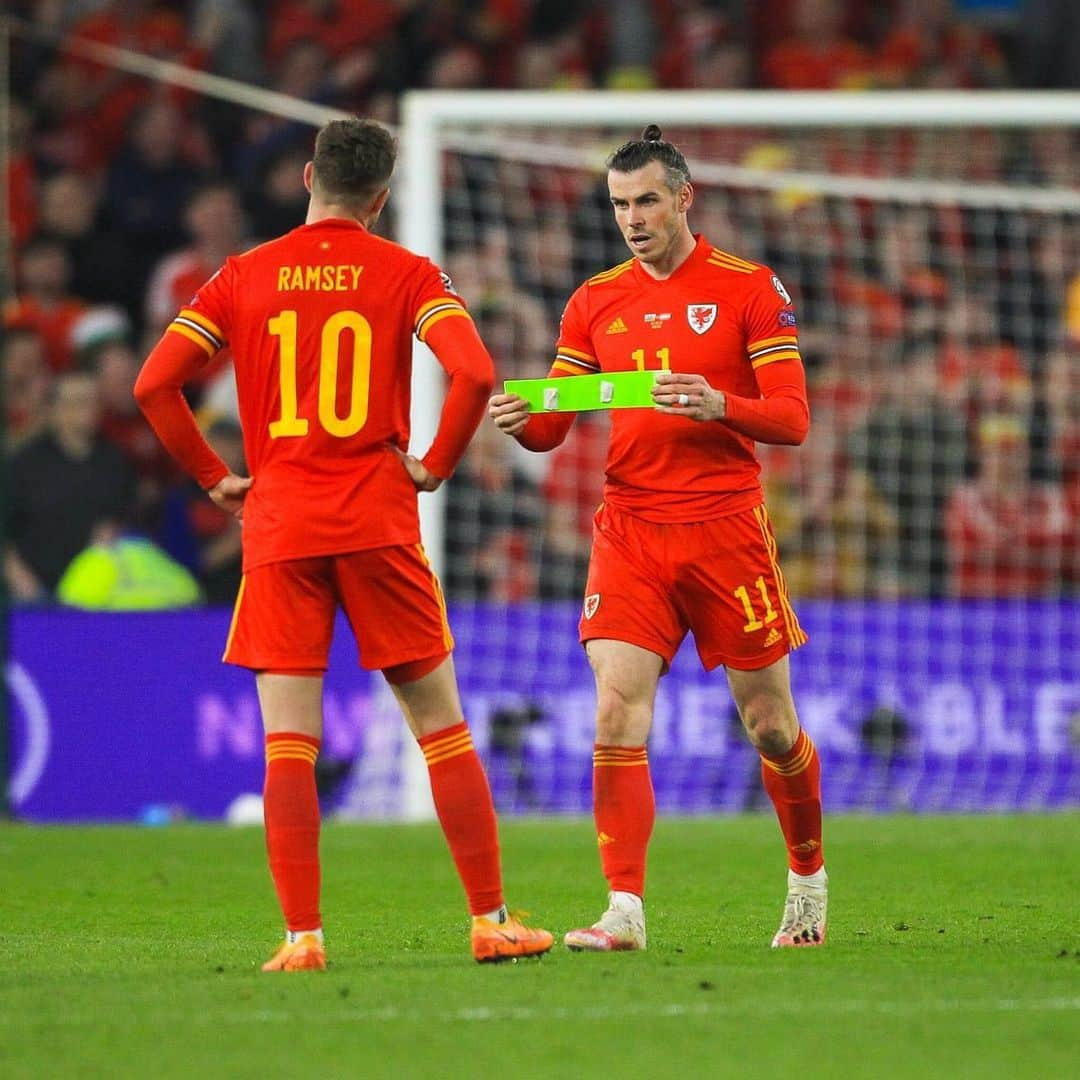 アーロン・ラムジーのインスタグラム：「I am really honoured to be chosen to be captain of Wales. It’s an incredibly proud day for me and my family. Really excited with what the future holds and can’t wait for the new campaign to start 🏴󠁧󠁢󠁷󠁬󠁳󠁿   Mae’n arbennig iawn cael fy newis i fod yn gapten Cymru. Mae’n ddiwrnod balch i mi a fy nheulu. Maer dyfodol yn gyffroes a rwy methu aros i'r ymgyrch newydd ddechrau 🏴󠁧󠁢󠁷󠁬󠁳󠁿 @fawales」