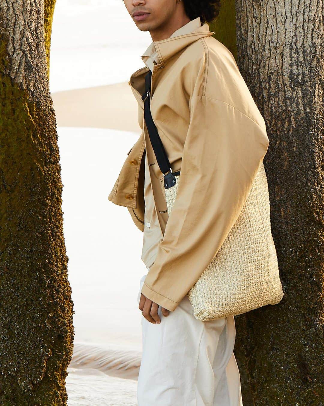ジャックゴムのインスタグラム：「Nouveauté cette saison, le tote LIMA en tissu tressé façon raphia et lin enduit.   #JACKGOMME #newcollection #ss23 #summercollection #frenchbrand #bag #frenchdesigner」