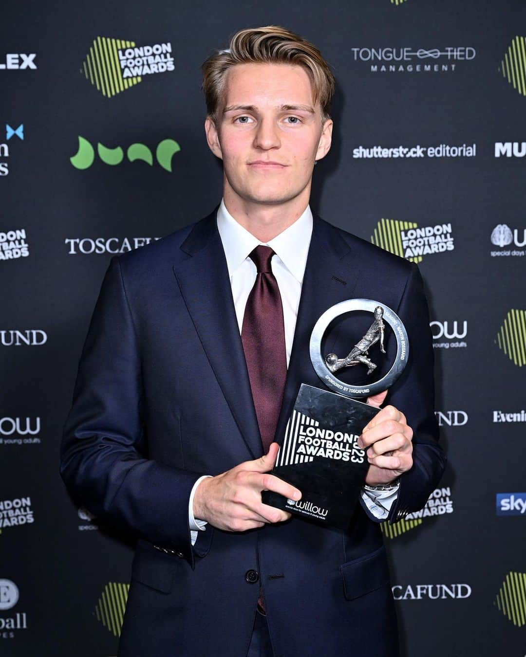 マルティン・ウーデゴールのインスタグラム：「Very proud to receive this award at the London Football Awards last night. Thank you🙏🏼 @willowfoundation you’re doing amazing work👏🏼」