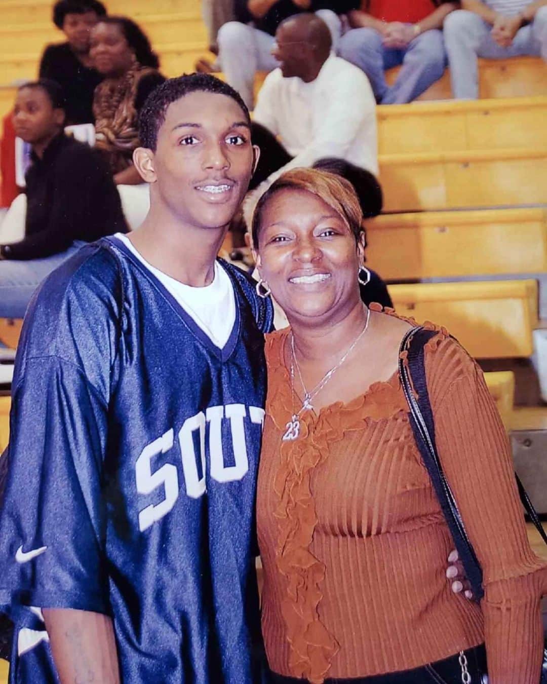 ルイス・ウィリアムスのインスタグラム：「Happy bday mama, love you. 🤞🏾 @2commamama」