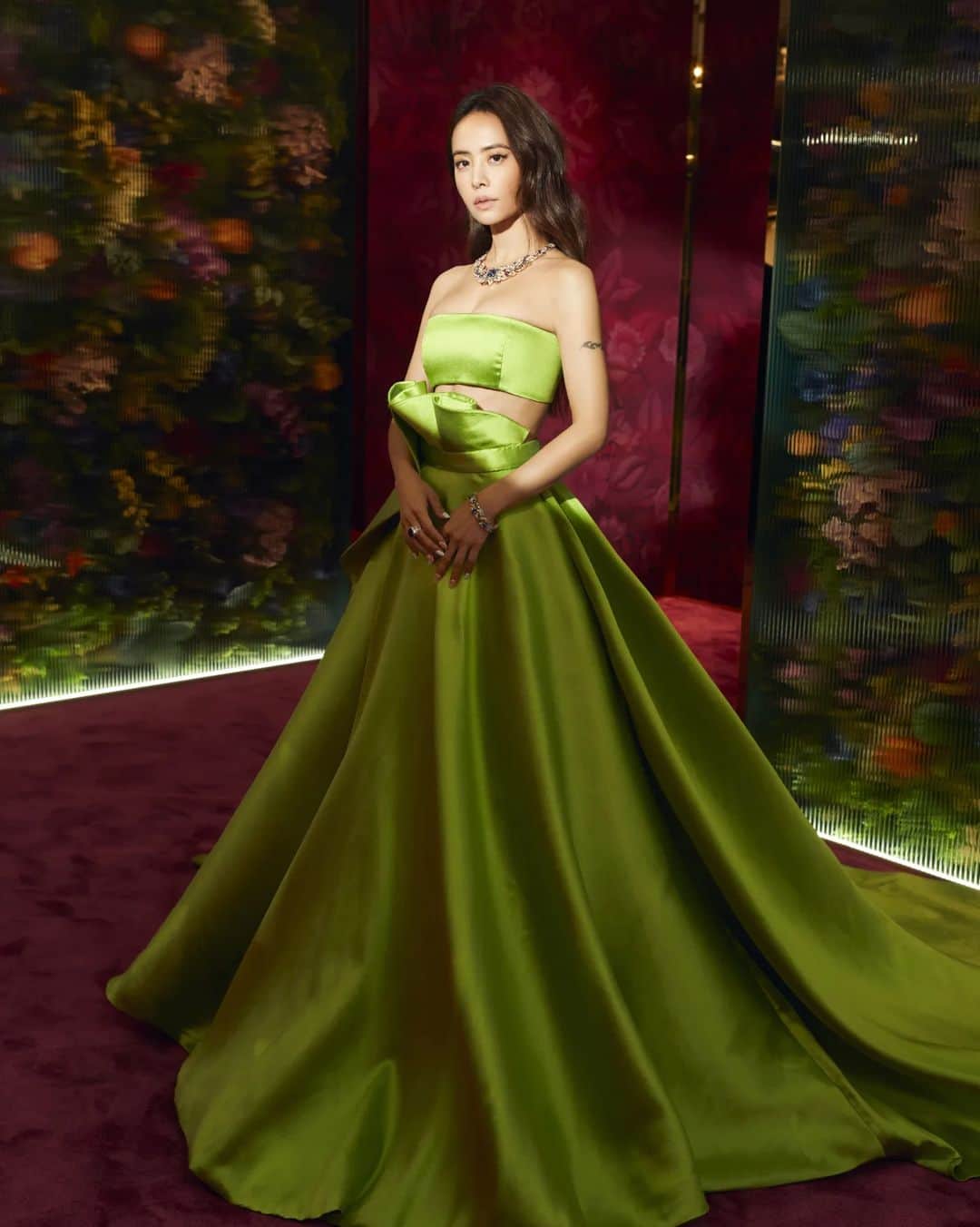 ジョリン・ツァイのインスタグラム：「伊甸園的青蘋果 嚐一口嗎？   @BULGARI @tonywardcouture #BULGARI #EDENTHEGARDENOFWONDERS #BULGARIHIGHJEWELRY #BULGARIWATCHES #TonyWardCouture #WomenInWard」