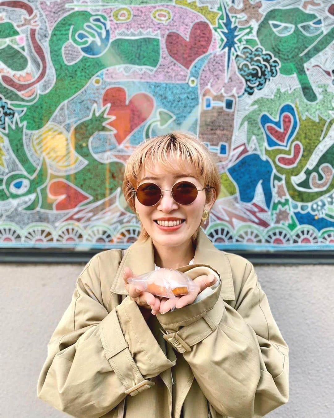 くまみきのインスタグラム：「Zoffでサングラス買いましたって写真です🕶 眼鏡とかサングラスってみんな普段どこで買うの？？？  私はZoffとかJINS辺りでしか買ったことなくて、サングラスはてっきとーなのしか持ってなかったので今回夫に選んでもらってやっと買えました🤣 眼鏡系は似合ってるかどうか人に見てもらわないとこわくてなかなか買えない🤣！ でも他にも気になるサングラスあったから今年はちょこちょこ増やしていきたい所存です💪  ここからはただの日記なんだけど、この日はミュージカル「おとこたち」のチケットを譲っていただいて突然の観劇。台詞からいつのまにか音楽になってまた台詞に戻っていくのが心地よかった〜！ ふざけたポーズしてるけどこれは劇中のシーンの真似です😌友達のかわりに隆を見届けてきました。輝いてたよ、隆！！  代々木公園は桜が咲き始めていて、品種によっては既に満開でした🌸パン焼いてお花見ピクニックがしたいな〜🍞  #zoff #サングラス #ミュージカル #おとこたち #日記 #桜 #代々木公園 #レモンケーキ美味しかった #パルコ劇場」