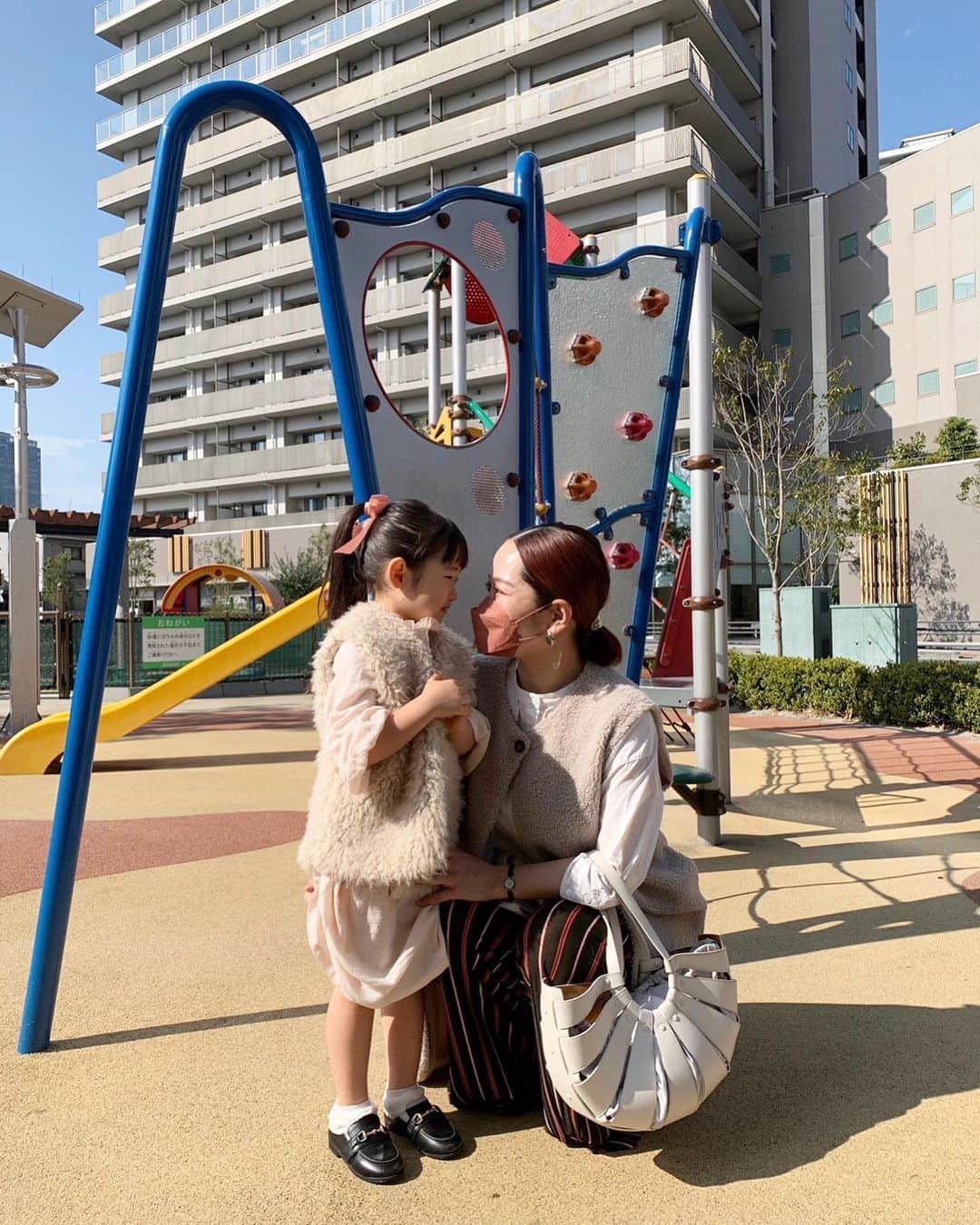 那須久美子さんのインスタグラム写真 - (那須久美子Instagram)「✨卒園式✨  今の保育園は3歳児までなので４月からは新しい保育園へ✨  次で３つ目の保育園だから、もう保活ベテラン😂💦  ４月生まれの娘は、一回り大きいし、しっかり者で、どこでもお姉さんポジションでした✨  いつも遊ぶ仲良しなお友達が出来たから３月でお別れするのが寂しいかと思いきや、いつもの公園で会うから大丈夫なんだって✨笑  華と決めた卒園式のお洋服は、  #marlmarl のワンピース👗  #orientaltraffic のローファー👞  モコモコベストは #mitonkids 🐏  ワンピースはドロストデザインなので、キュッと絞ると形が変わり、桜ピンクの色も形も素敵で、2人とも一目惚れでした❤️  ４月で娘は5歳‼️  大きくなったなーとしみじみ感動した卒園式でした🥺💕  新しい保育園でもがんばれ❣️  #3歳児　#卒園式 #保活　#産休中　#ママ美容師　 #marlmarl #orientaltraffic #mitonkids」3月15日 12時18分 - nasu_kumiko
