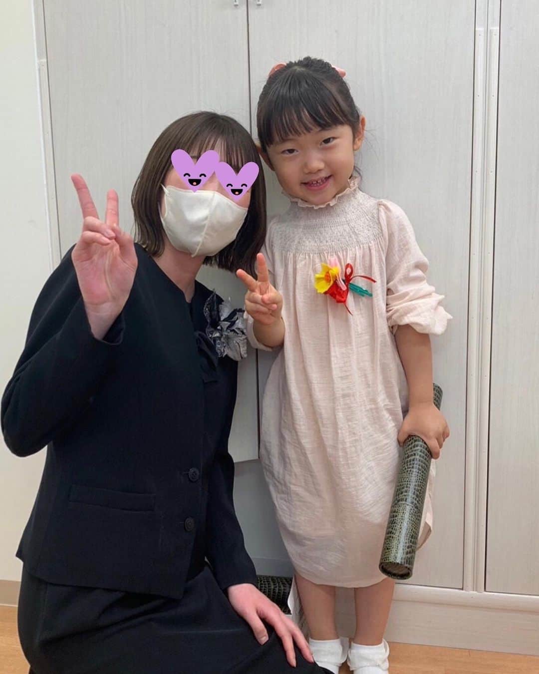那須久美子さんのインスタグラム写真 - (那須久美子Instagram)「✨卒園式✨  今の保育園は3歳児までなので４月からは新しい保育園へ✨  次で３つ目の保育園だから、もう保活ベテラン😂💦  ４月生まれの娘は、一回り大きいし、しっかり者で、どこでもお姉さんポジションでした✨  いつも遊ぶ仲良しなお友達が出来たから３月でお別れするのが寂しいかと思いきや、いつもの公園で会うから大丈夫なんだって✨笑  華と決めた卒園式のお洋服は、  #marlmarl のワンピース👗  #orientaltraffic のローファー👞  モコモコベストは #mitonkids 🐏  ワンピースはドロストデザインなので、キュッと絞ると形が変わり、桜ピンクの色も形も素敵で、2人とも一目惚れでした❤️  ４月で娘は5歳‼️  大きくなったなーとしみじみ感動した卒園式でした🥺💕  新しい保育園でもがんばれ❣️  #3歳児　#卒園式 #保活　#産休中　#ママ美容師　 #marlmarl #orientaltraffic #mitonkids」3月15日 12時18分 - nasu_kumiko
