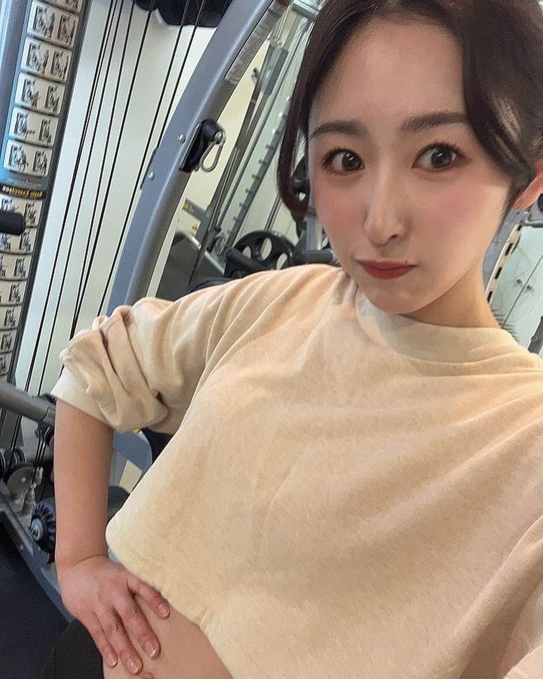 三輪晴香のインスタグラム：「. . 自分を追い込む時間🏋️‍♀️🔥  病み上がりだったせいか、体力が落ちてしまってるのを感じてショックでした🥹動画の表情が物語ってますね笑 健康のため、体力維持のためにも自分の体と向き合う時間はつくってあげないとですね！  今回も白石さん(@rikimaru1019 ) がしっかりとサポートしてくださいました！ 自分一人でやるよりも、パーソナルだとパーツによって効かせる体の使い方だったり、自分に合ったメニューを組んでくださるので心強いし、安心して取り組めます☺️  @gravity_gym_jp  @gravity_ebisu  #トレーニング #パーソナル #ジム #パーソナルジム #健康維持 #ジム女子 #gravity」