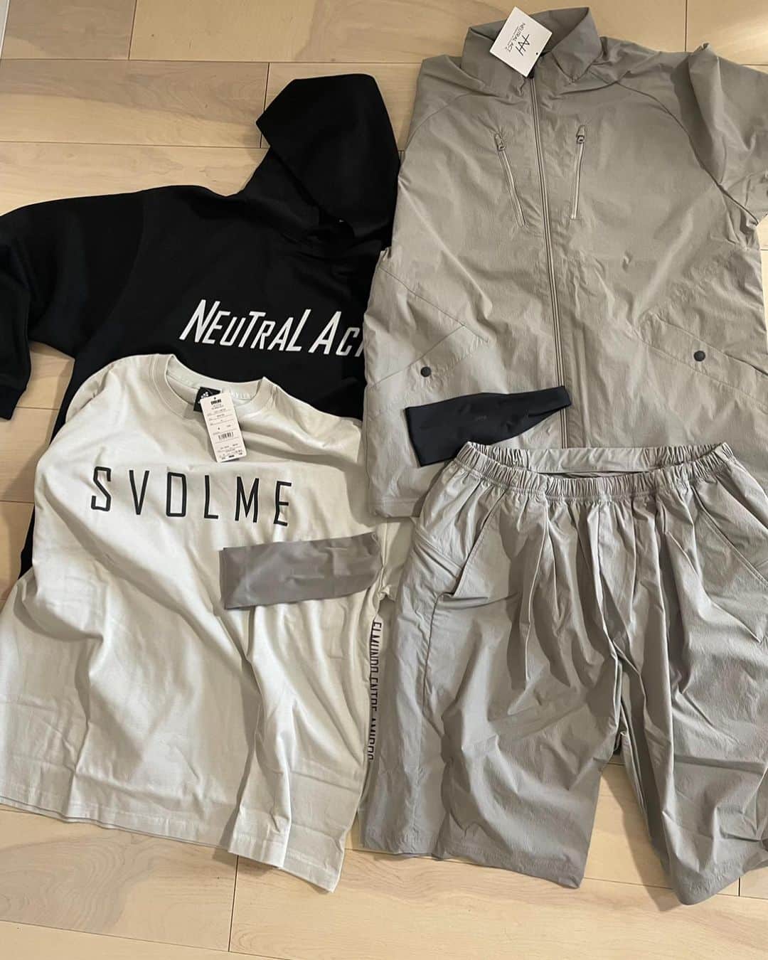 のインスタグラム：「@svolme_official  新作がどんどん出るよ。  毎回言ってるけど、ほんまに可愛いからオススメです。  もう普段の生活は８割スボルメです。  ほんまに心からみんなに着てほしいです。  過去のやつなら安くなってお買い得ですよ。  ヘアバンドもスボルメ。  スポーツだけではなく普段使いもできると思うのでぜひ使ってみてください。  さあホーム連戦、全員の力で初勝利を勝ち取りましょう！  #svolme#オシャレ#可愛い#ホーム連戦#初勝利」