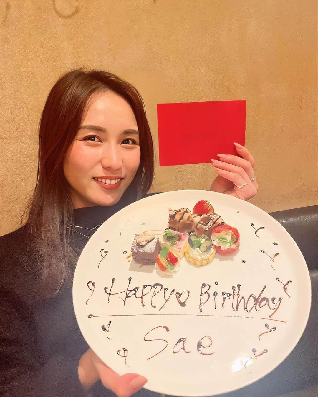 密照幸映さんのインスタグラム写真 - (密照幸映Instagram)「🎂 みぽ豚に真珠で久しぶりに会った日にお祝いしてもらったよ✨ 大好きな2人から誕生日前に早めの🎁で刻印された指輪を頂いたの！ しかも大好きなハワジュ💍 私の事よく分かってくれてて嬉しすぎ😭💕  みほの主演舞台お疲れ様会もようやく出来てよかった！ みほ本当にお疲れ様！ そんなわけであおいからは私とみほにレター💌まで🥺  2人とも長い付き合いになって 一時期は3人で仕事も一緒にやらせて頂ける環境があって周りの方々にも感謝だったし、 元々プライベートで仲の良い2人と出来た事が凄く嬉しかった。 また3人で何かお仕事することが次の目標でもあります！ 大切な友達🌸 お婆ちゃんになってもよろしくねと毎回言い合う私達🥰 ありがと豚パール🐽❤️  6枚目の動画のロングバージョン、 リールにアップしたのでみてね♪ ほんとはもっと長く動画載せたいくらい、いい場面がありすぎるのよあなたたち🫶  #みぽ豚に真珠 #仲良し3人組 #仲良しコンビ #女子会 #友達 #感謝  #誕生日 #誕生日プレゼント #誕生日プレート #ハワイアンジュエリー  #birthday #girls #bestfriends」3月15日 12時29分 - saemissho_