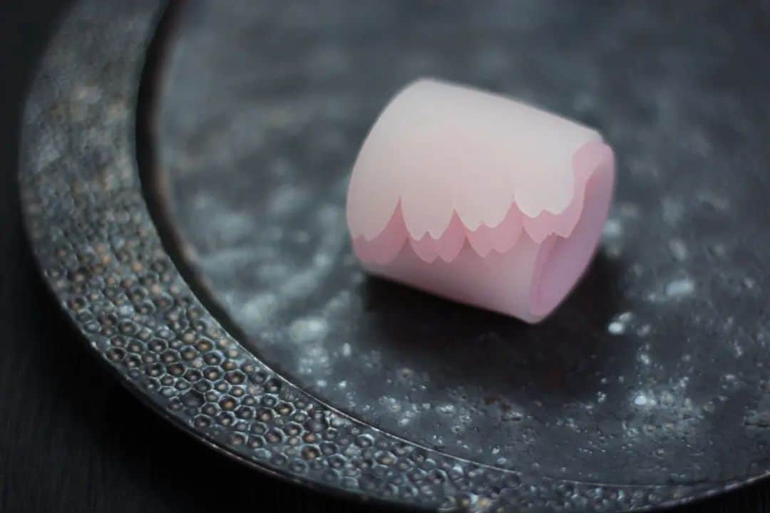 のインスタグラム：「『爛漫』⁡ ⁡外郎製・桜餡⁡ ⁡⁡ ⁡東京で桜の開花宣言がされましたね〜🎶日々作るお菓子も心ウキウキ春色のものに🌸⁡ ⁡⁡ ⁡このお菓子は量産出来るよう色々考えてやってみたのですが、、、手間がかかる割にはバシっと決まらなかったのでレギュラー入りはしないかな💦『花衣』とかのほうが好きので(•ᴗ• ;)⁡ ⁡試しに色々やってみるけどなかなかどストライクのもの作るのは難しい。⁡ ⁡⁡ ⁡次の直接販売は日曜日、3月19日。⁡ ⁡星が丘テラスさんのイベントが3日間あるんですが丁度その時になります。是非和菓子購入ついでに楽しんでいただけたらと思います☺⁡(画像2枚目) ⁡22日㈬の岐阜本巣市atelierフェリスと共にDMにてご予約も承っております。⁡⁡ ⁡⁡ ⁡4月1日土曜日は愛知県江南市でのイベント出店がきまりました。詳細はまたお伝えいたします。⁡ ⁡⁡ ⁡来月4月の星が丘テラスでの販売は建物改修工事の為変則的になります。また追ってこちらも告知いたします。 ⁡⁡ ⁡┈┈┈┈┈┈┈┈┈┈⁡ ⁡⁡ ⁡ #和菓子 #wagashi #桜 #さくら #🌸 #あんこ #上生菓子 #生菓子 #主菓子 #茶道 #抹茶 #日本 #JAPAN #food #foodpic #春」