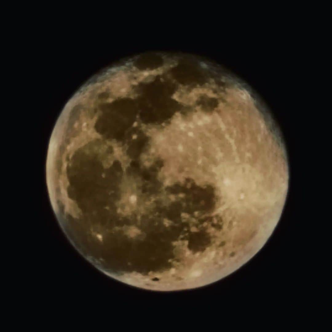 せいのゆみのインスタグラム：「この前の満月 Galaxyすげー 携帯でここまで撮れるんだねぇ  #月 #景色 #夜景 #横浜 #GALAXY」