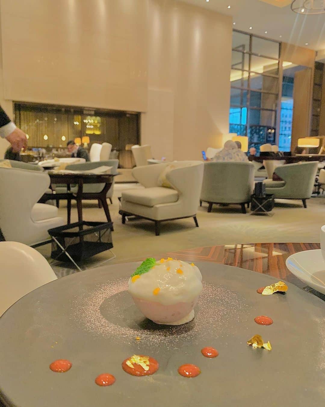 山根かずみのインスタグラム：「🧁🤍   #パレスホテル東京  #luxuryhotel  #cake」